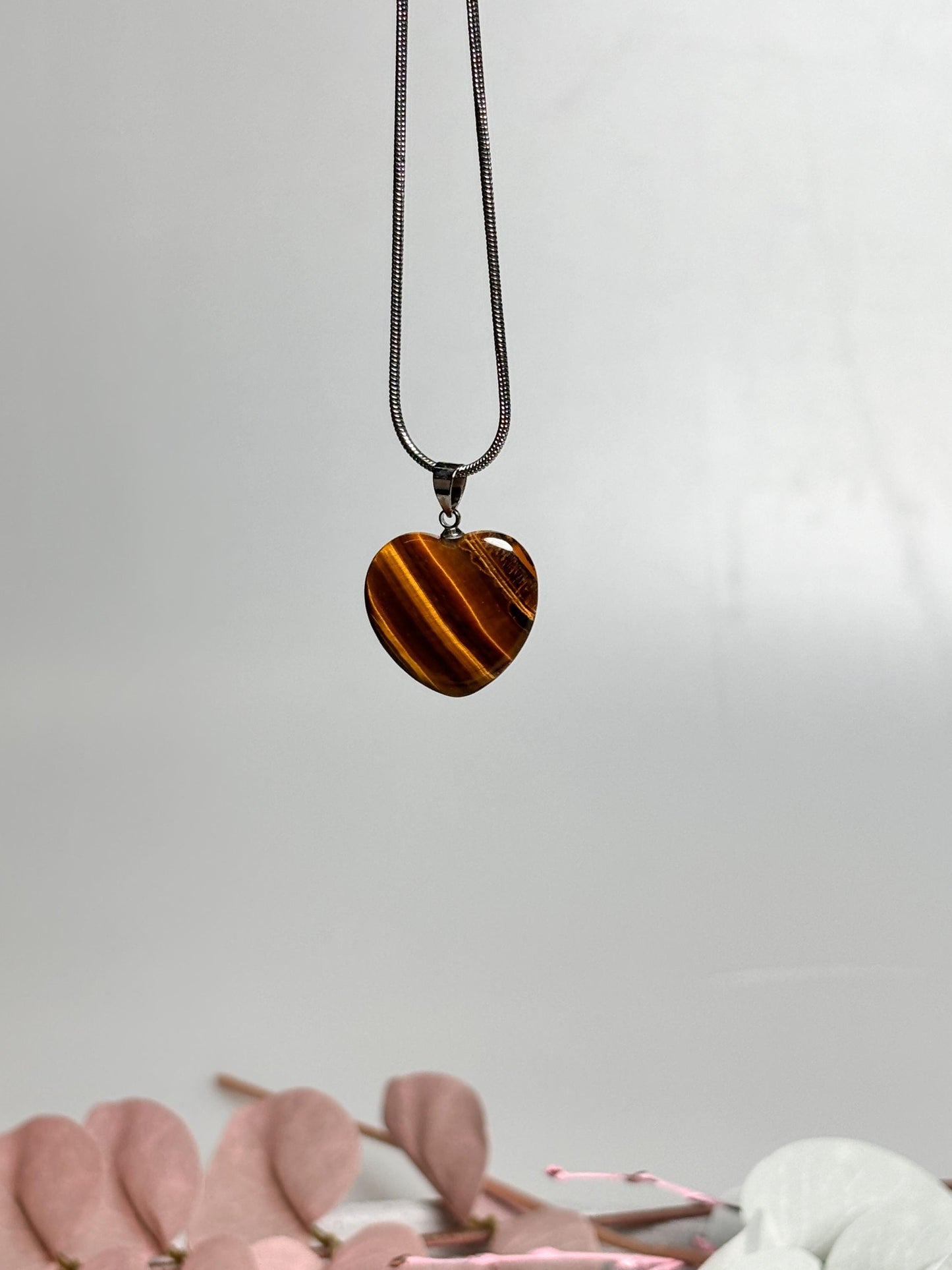 Schimmernder Tigerauge Herz Kettenanhänger Mystischer Schmuck mit kraftvoller Energie