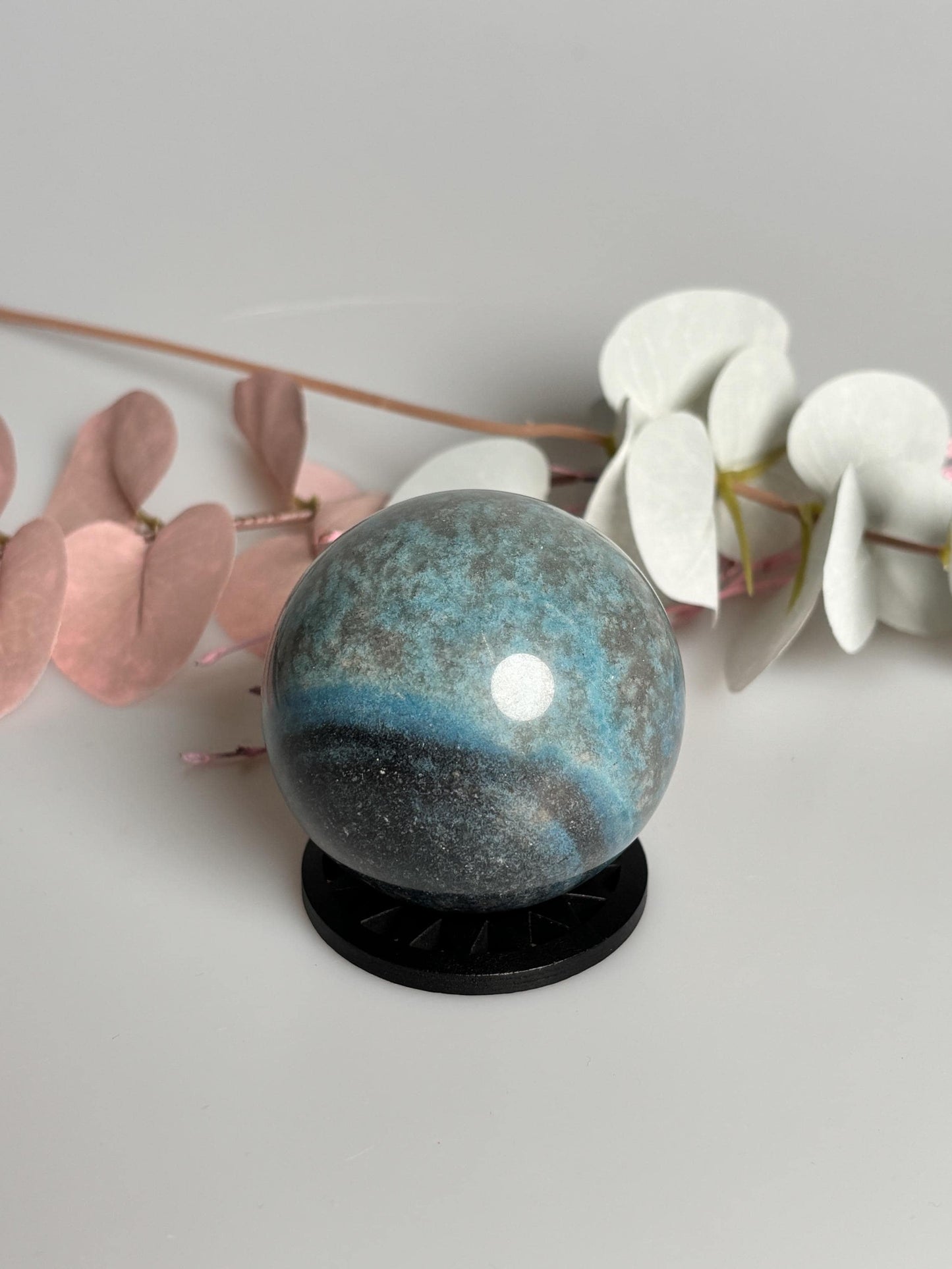 Troilite Kugel 5cm Wunderschöne Blautöne, einzigartiger Edelstein, perfekte Deko für Zuhause und Büro
