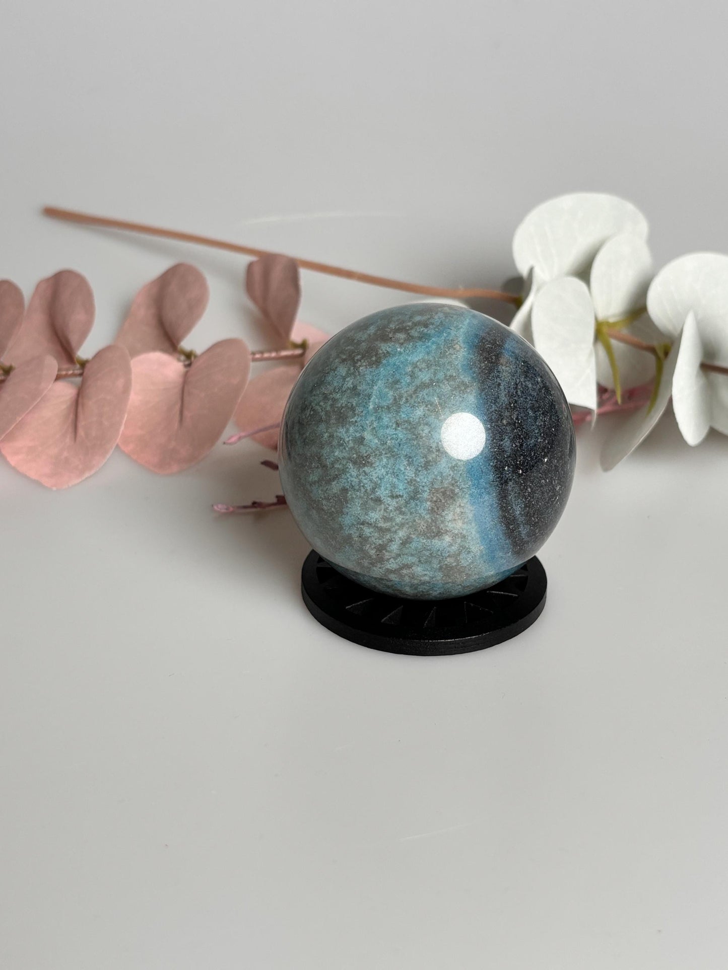 Troilite Kugel 5cm Wunderschöne Blautöne, einzigartiger Edelstein, perfekte Deko für Zuhause und Büro
