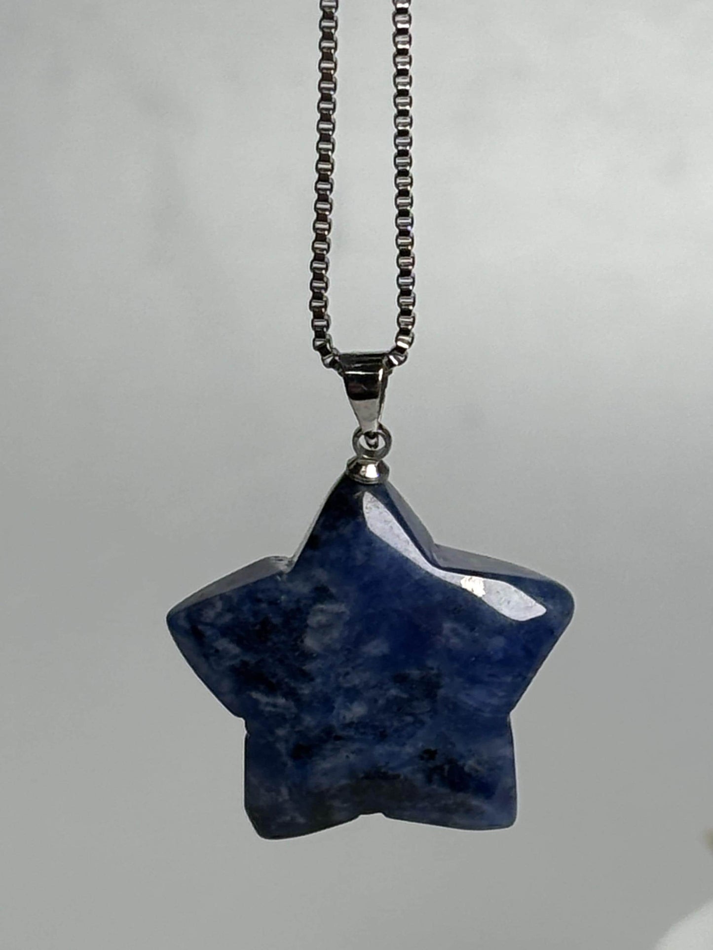 Sodalith Stern Kettenanhänger Spiritueller Edelstein Schmuck, 2,5 cm, Symbol für Klarheit und Intuition