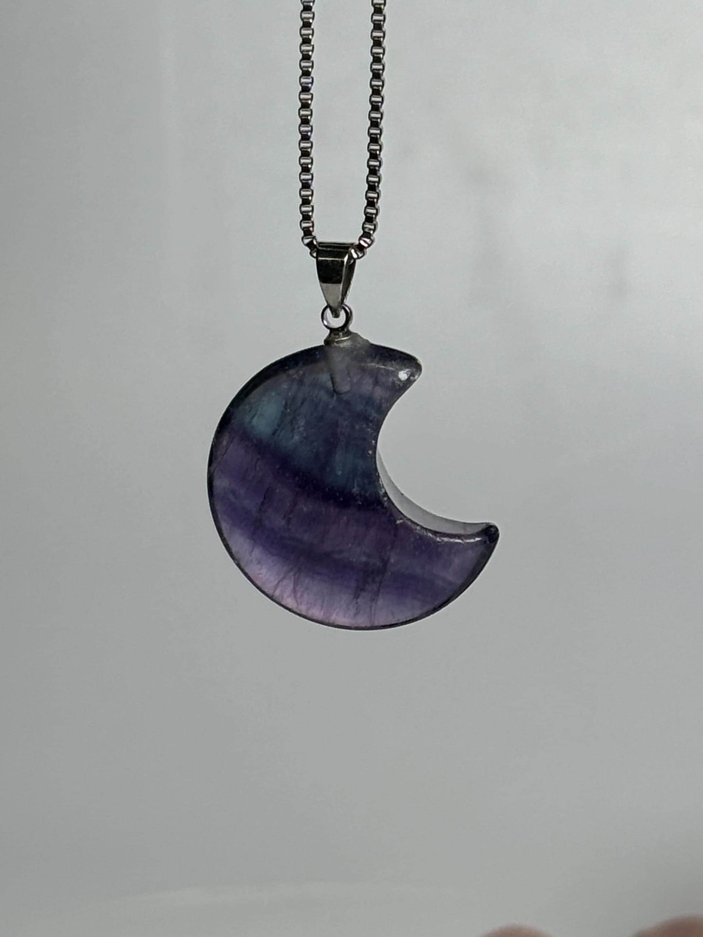 Fluorit Mond Kettenanhänger 2,4 cm Natürlicher Edelstein Schmuck für Intuition und Klarheit