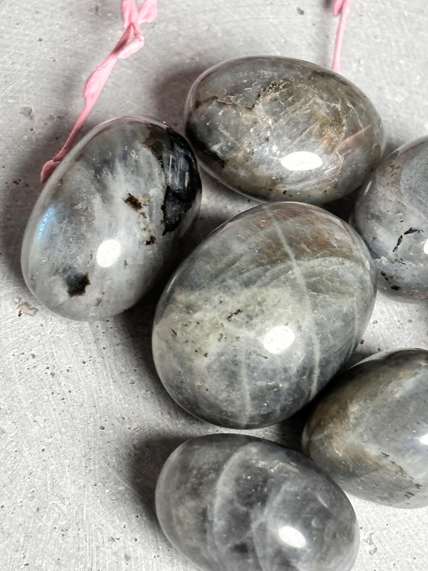 Labradorit Trommelsteine mit wunderschönem Flash Hochwertige Kristalle für Dekoration, Meditation und Energiearbeit