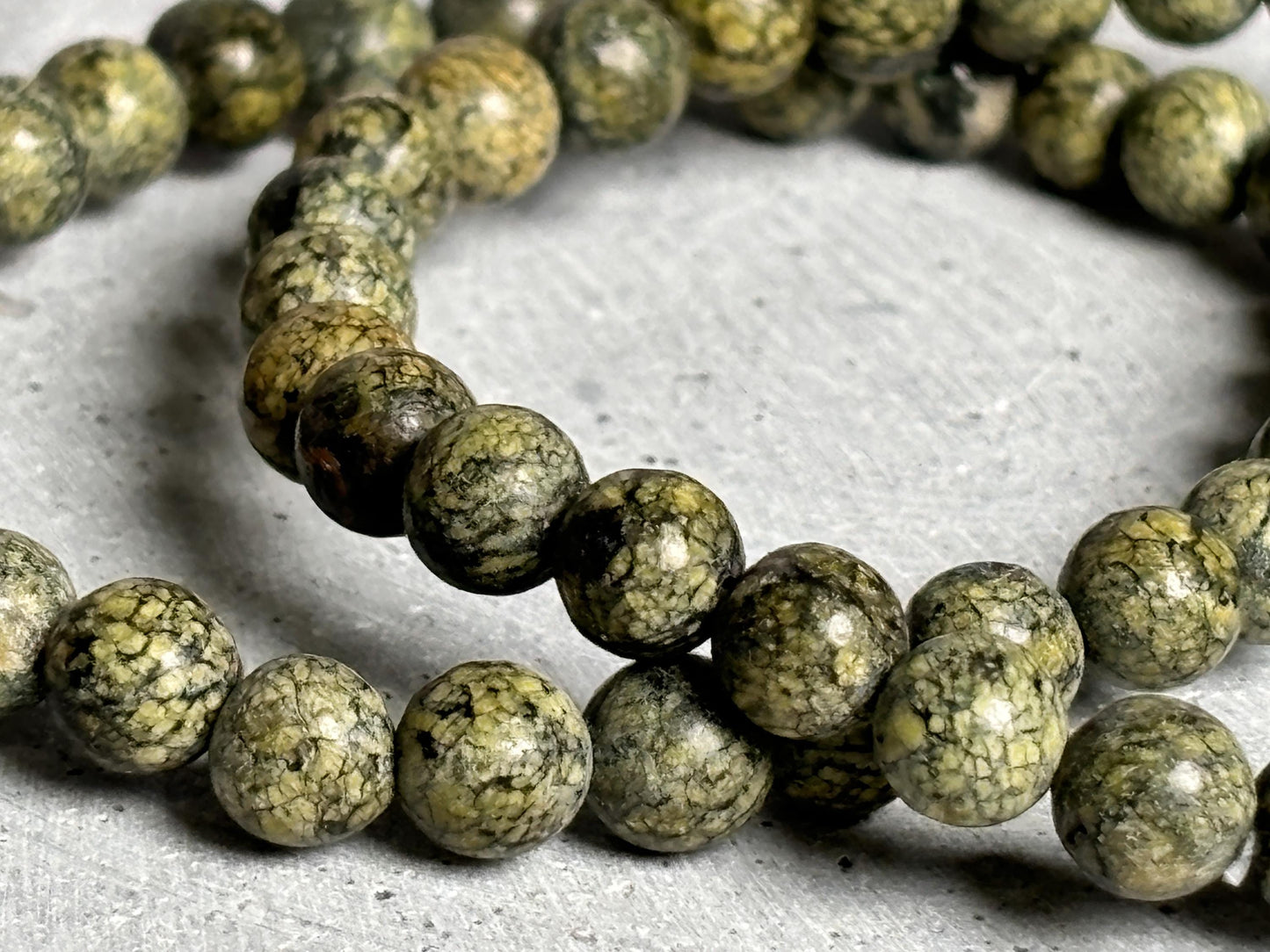 Elastisches Armband aus Schlangenhaut Jaspis Spirituelles Schmuckstück für Schutz und Stabilität, Natursteinarmband