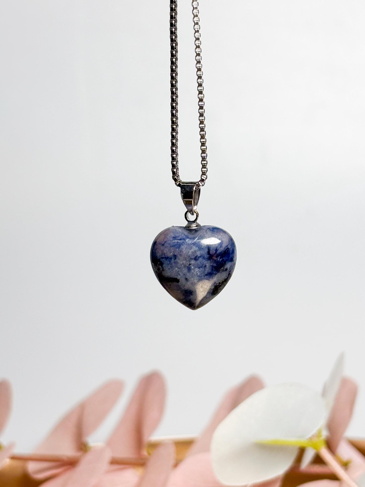 Kleiner Sodalith Herzanhänger Edler Schmuck aus Naturstein Spirituelles Geschenk & Begleiter