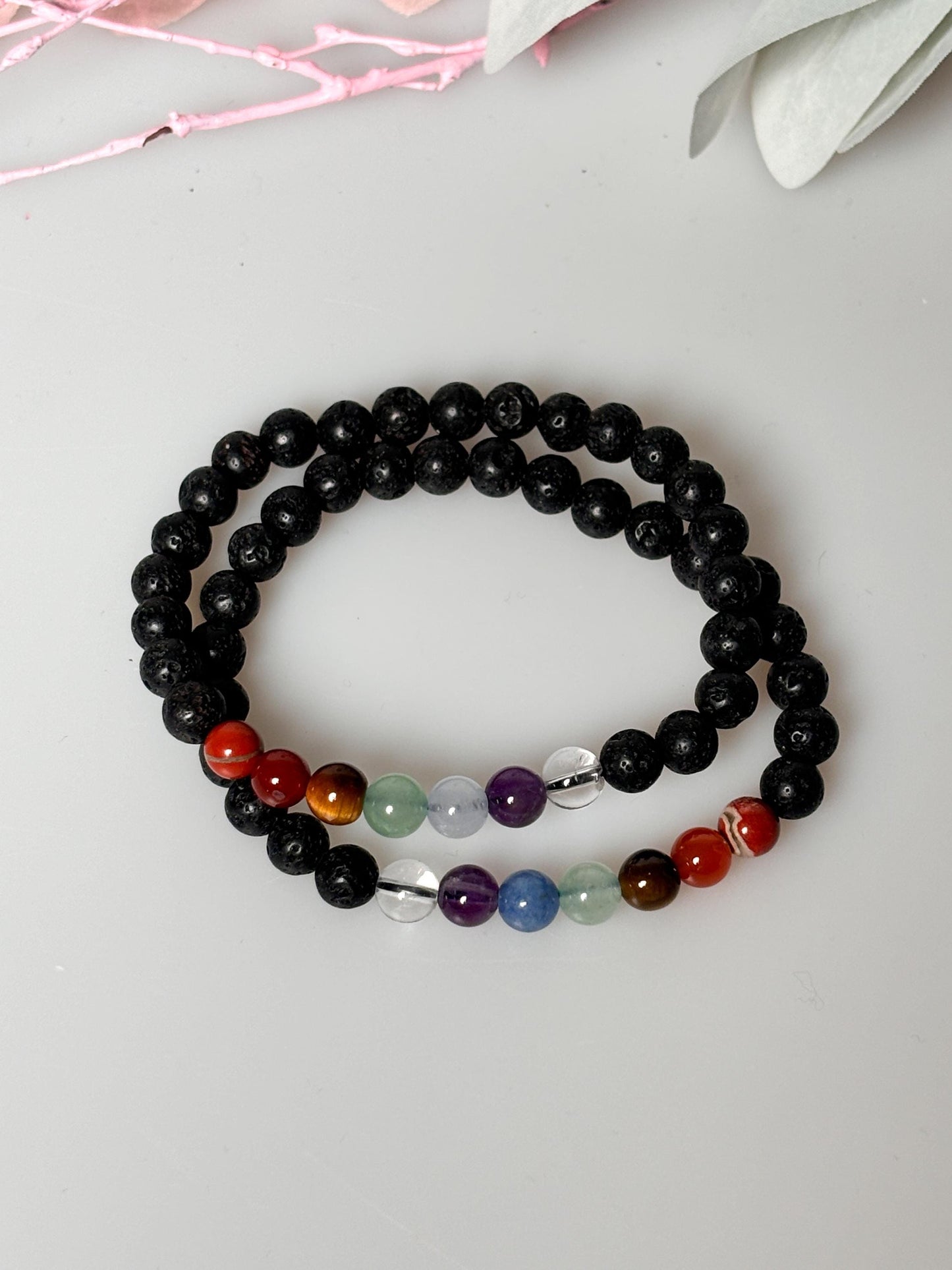 Chakra Perlenarmband aus Lavastein Energetisches Schmuckstück für Balance & Harmonie