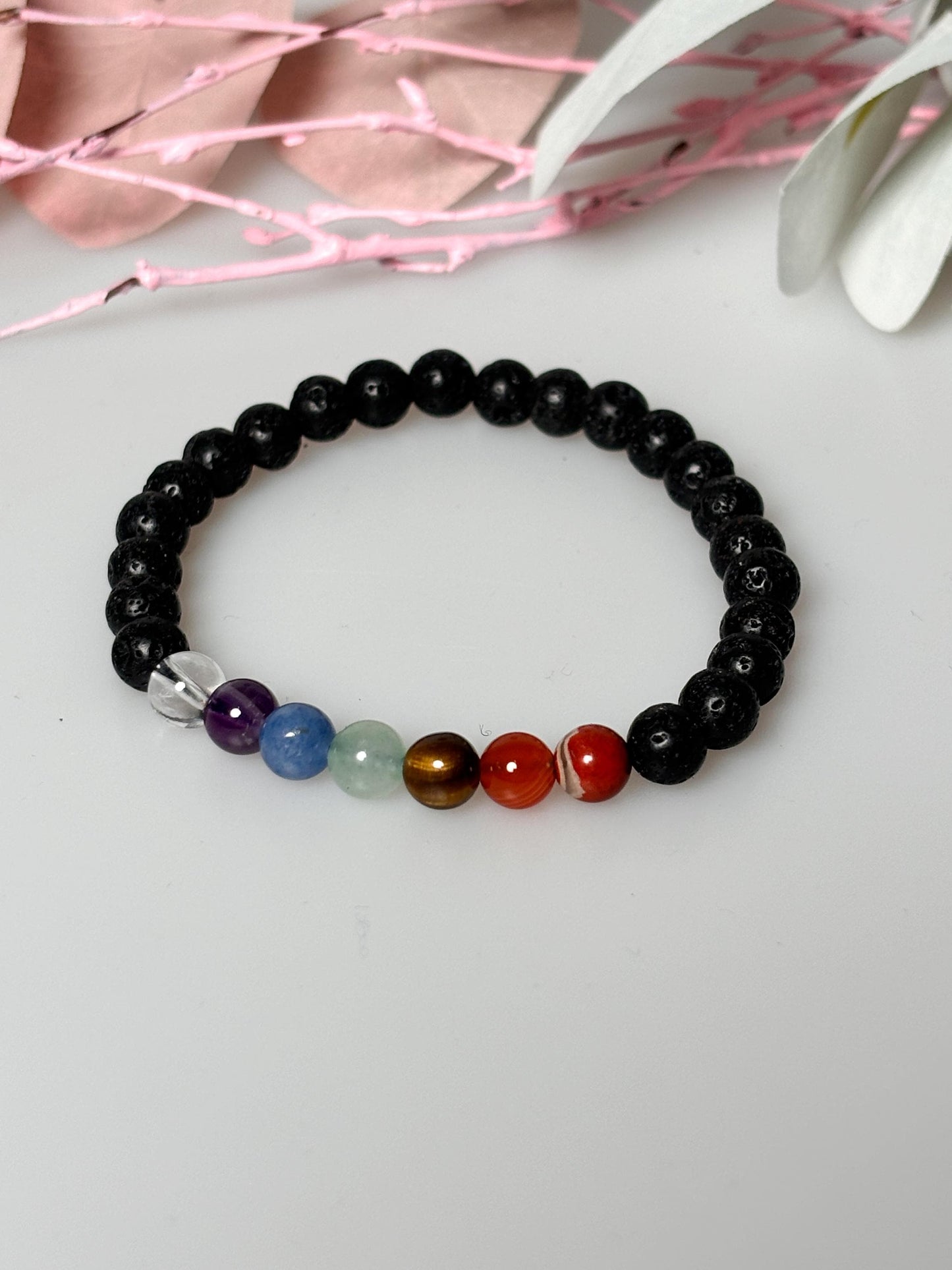 Chakra Perlenarmband aus Lavastein Energetisches Schmuckstück für Balance & Harmonie
