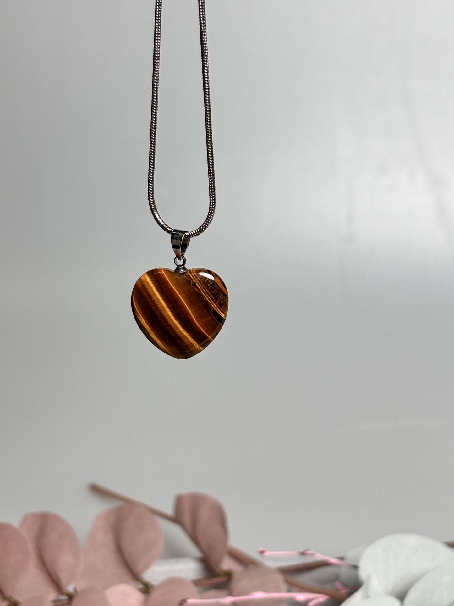 Schimmernder Tigerauge Herz Kettenanhänger Mystischer Schmuck mit kraftvoller Energie