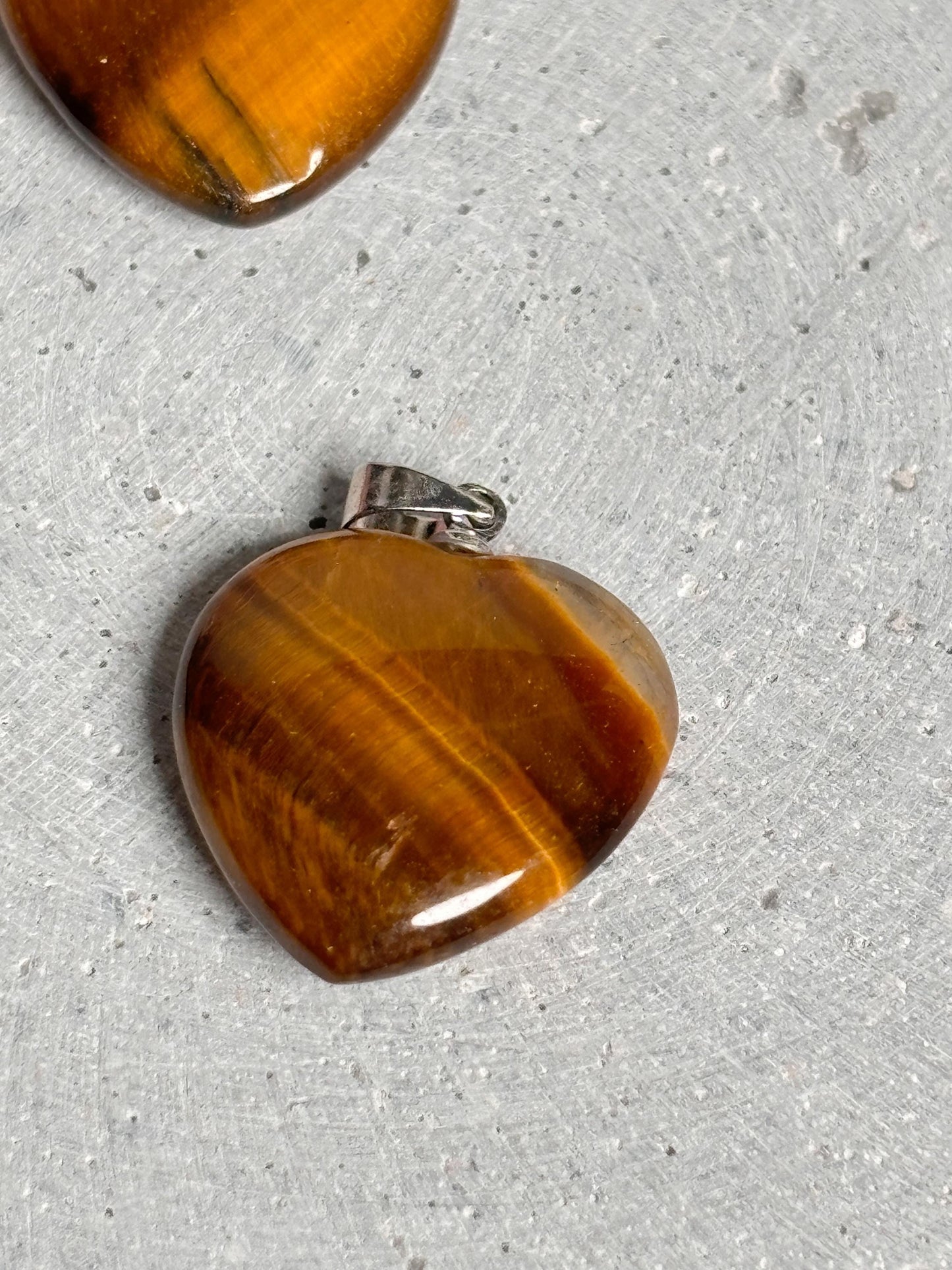 Schimmernder Tigerauge Herz Kettenanhänger Mystischer Schmuck mit kraftvoller Energie