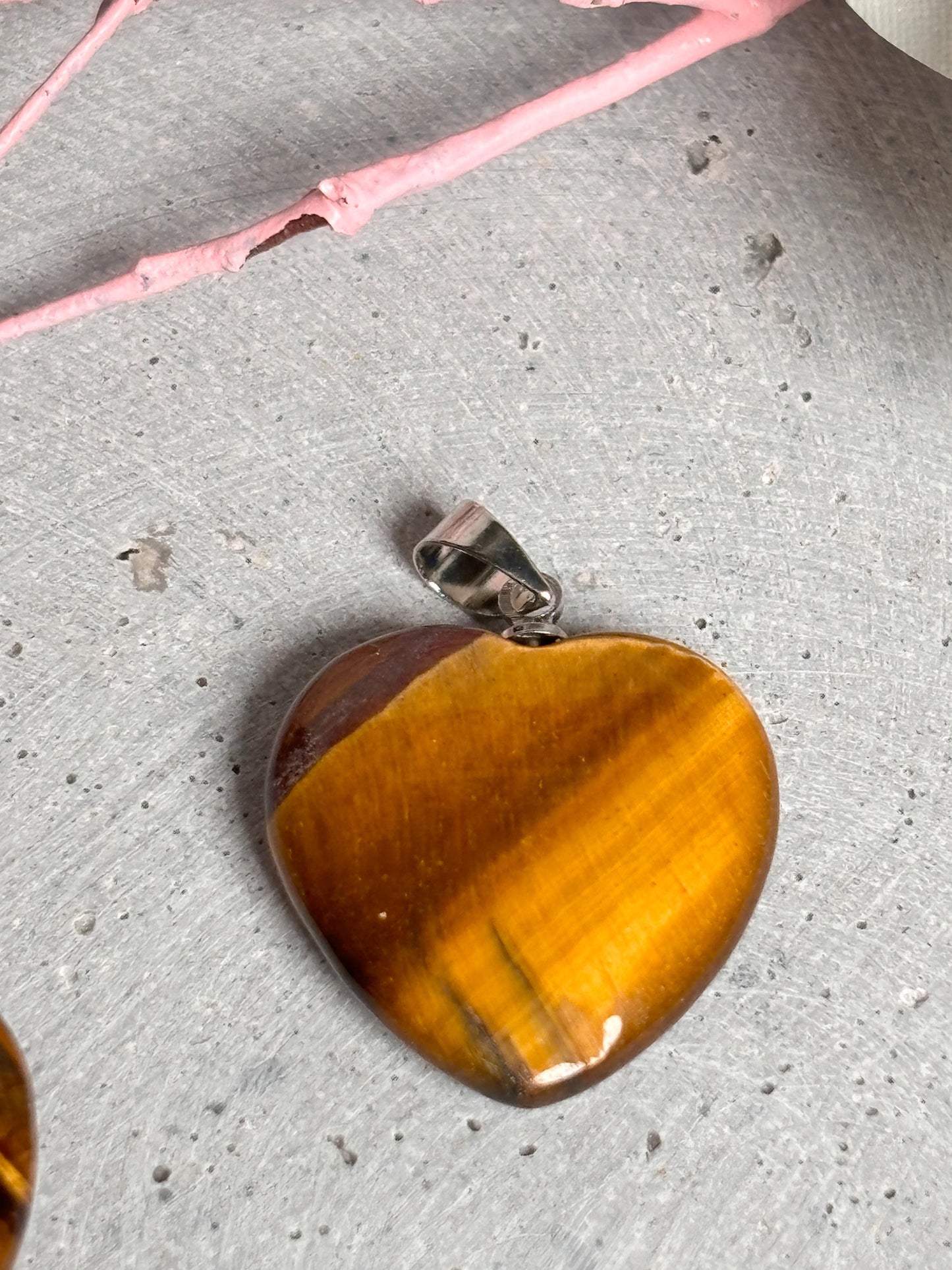 Schimmernder Tigerauge Herz Kettenanhänger Mystischer Schmuck mit kraftvoller Energie