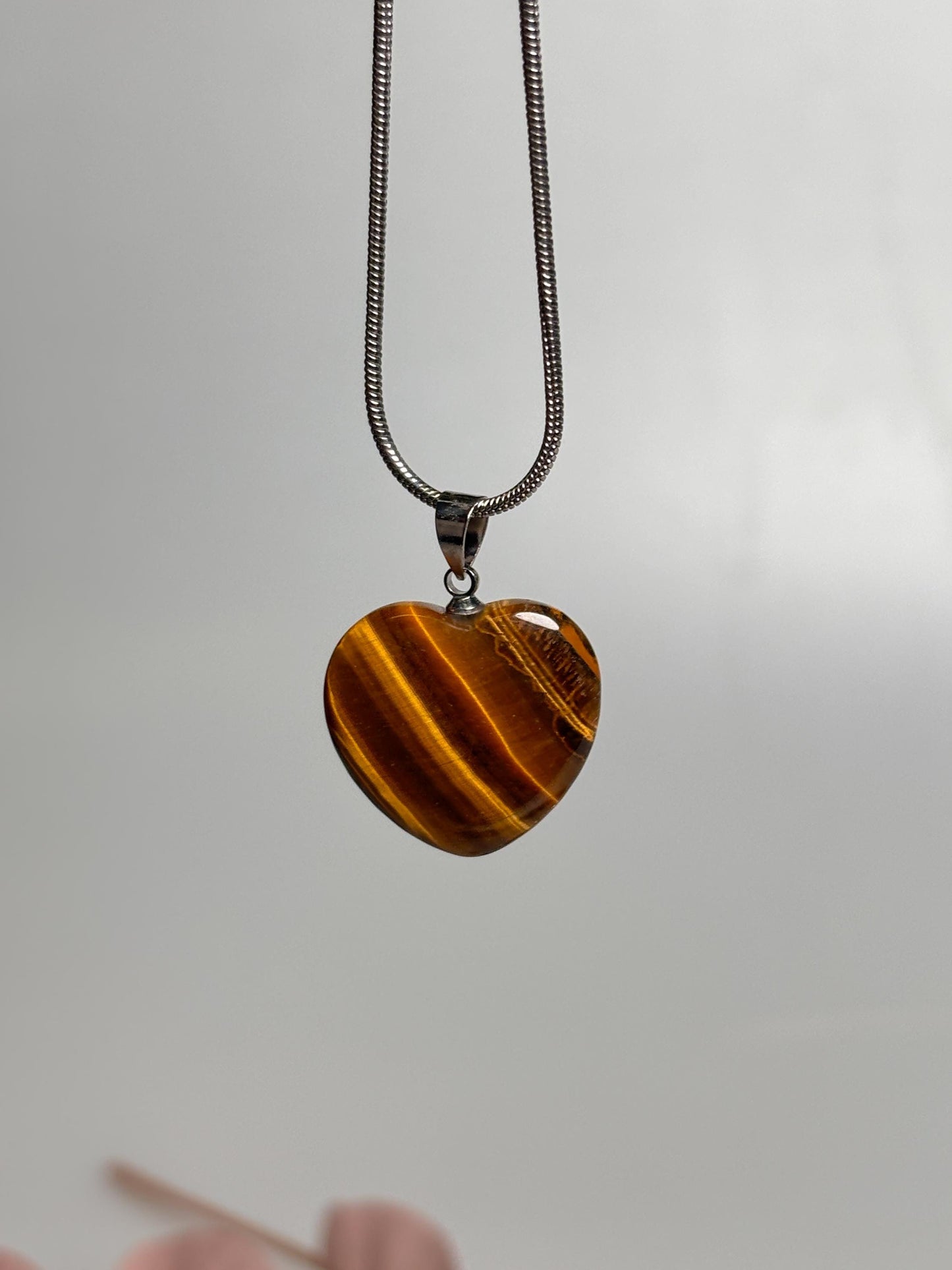 Schimmernder Tigerauge Herz Kettenanhänger Mystischer Schmuck mit kraftvoller Energie