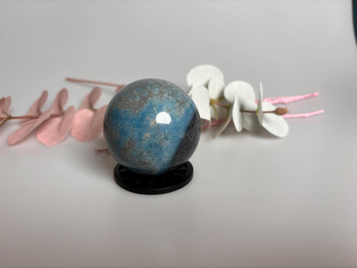 Troilite Kugel 5cm Wunderschöne Blautöne, einzigartiger Edelstein, perfekte Deko für Zuhause und Büro