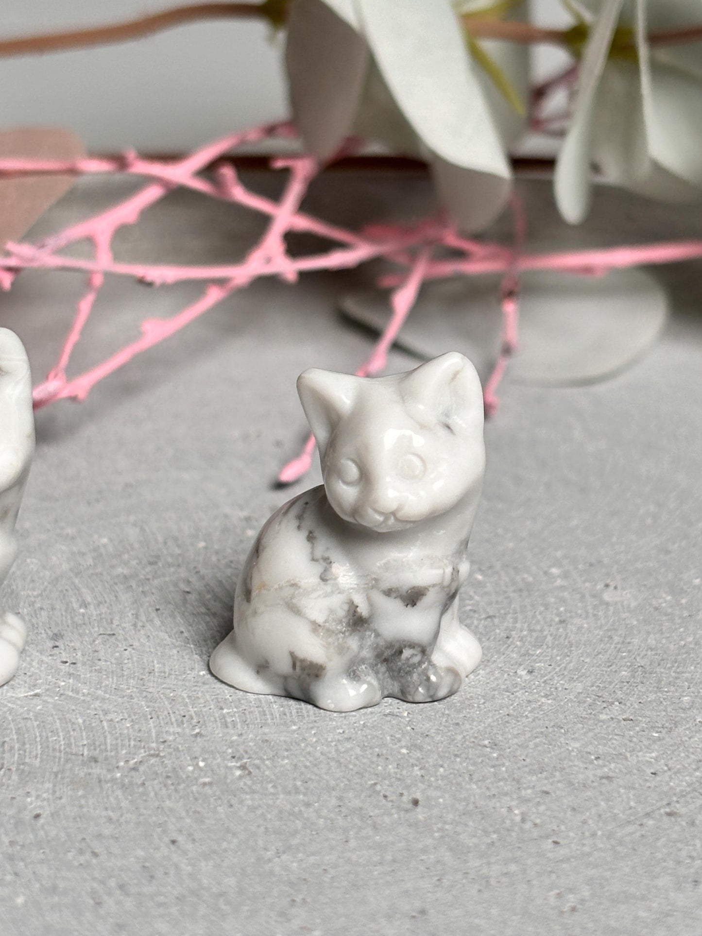 Kleine Howlith Katze Dekoration aus Edelstein, Kristallfigur