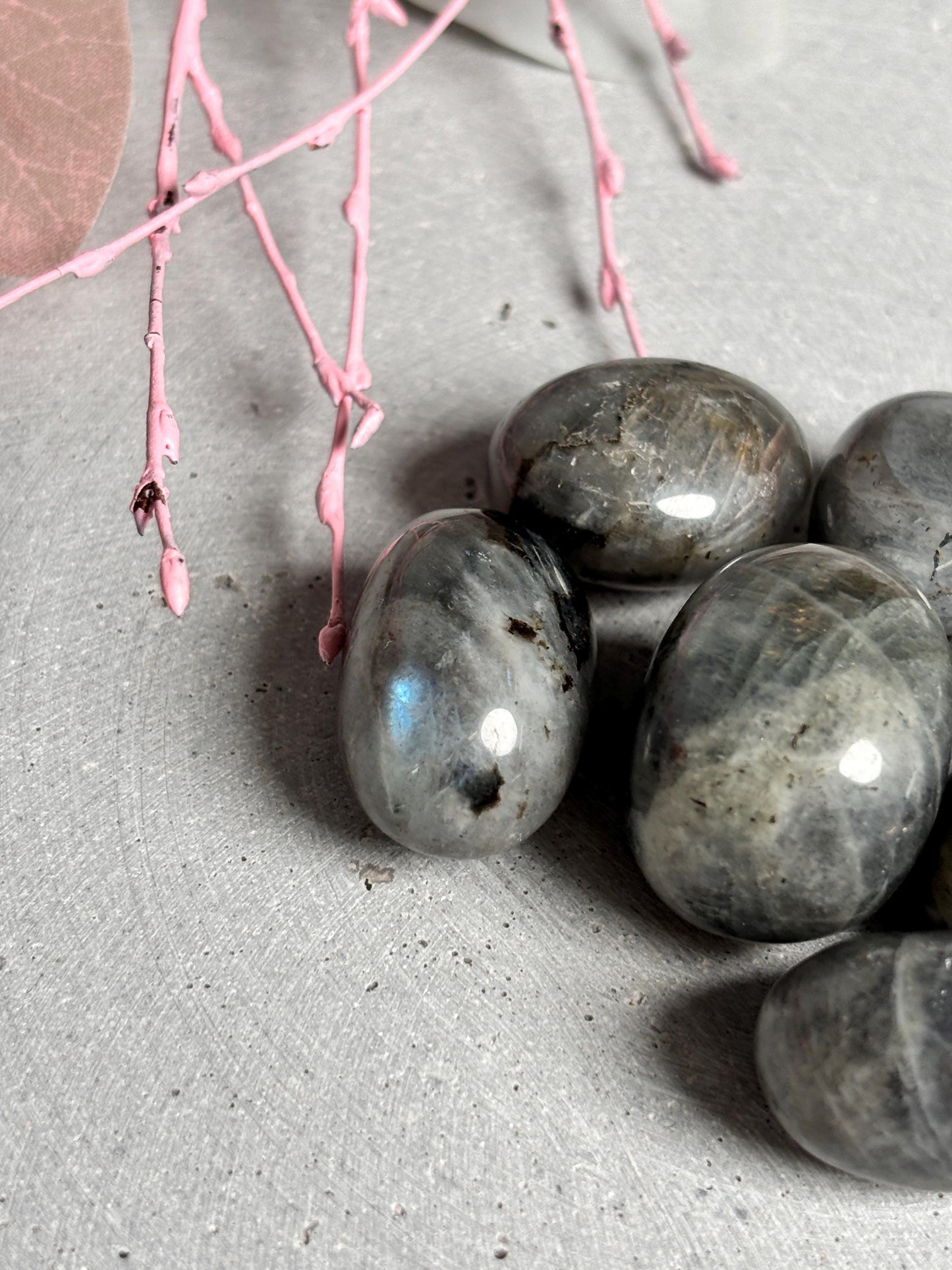 Labradorit Trommelsteine mit wunderschönem Flash Hochwertige Kristalle für Dekoration, Meditation und Energiearbeit