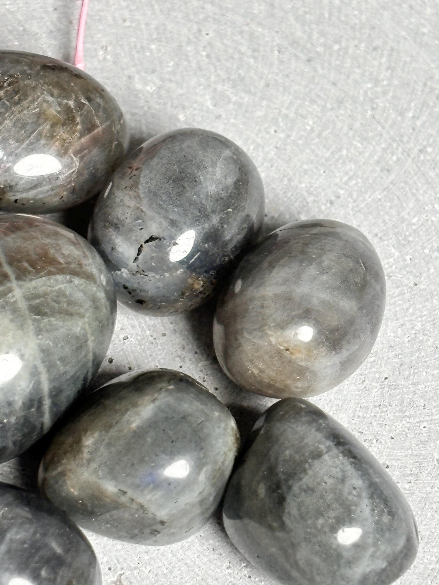 Labradorit Trommelsteine mit wunderschönem Flash Hochwertige Kristalle für Dekoration, Meditation und Energiearbeit