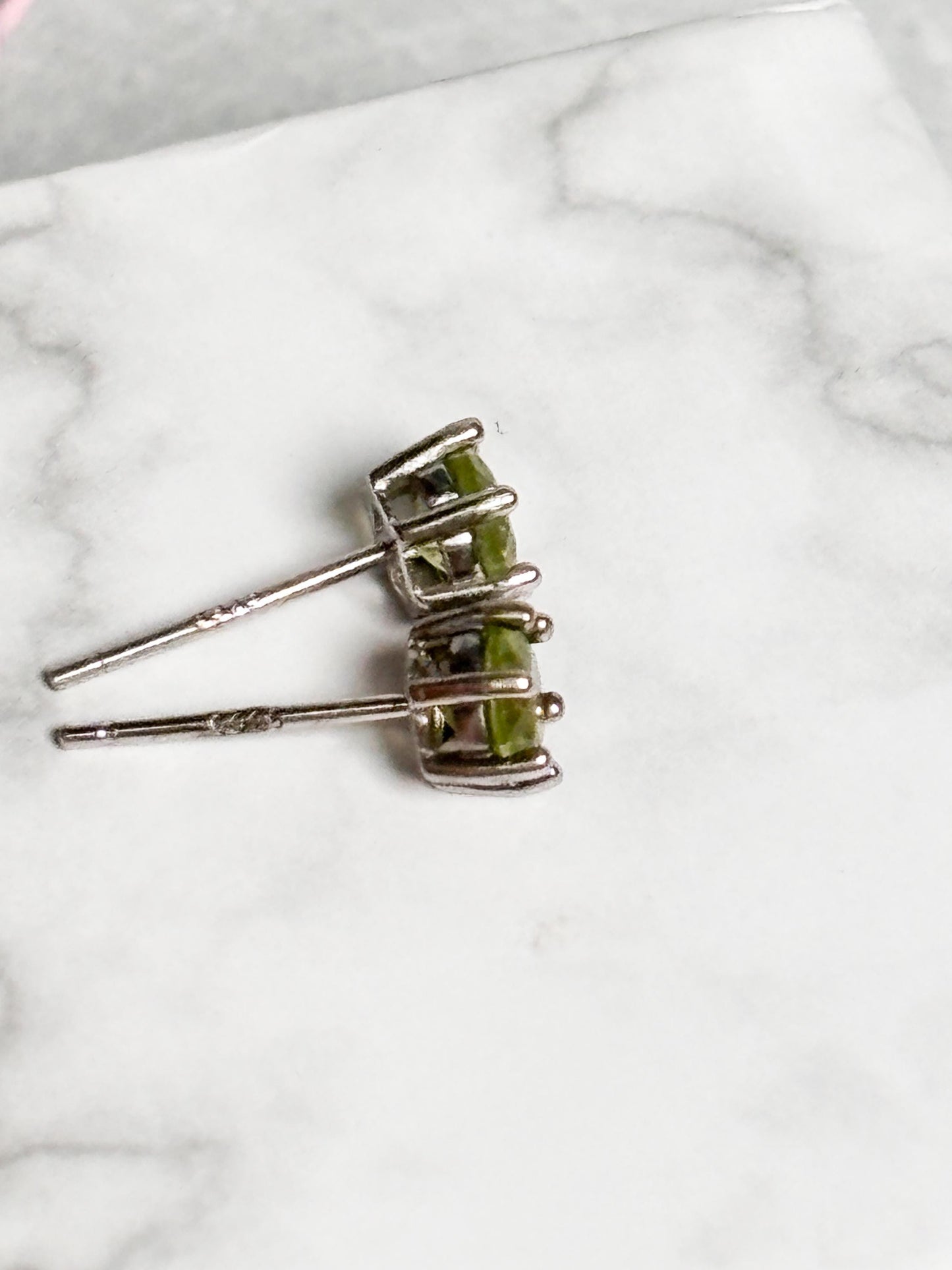 Peridot Ohrstecker facettiert, strahlend grün & in 925 Silber gefasst Eleganter Edelsteinschmuck für jeden Anlass