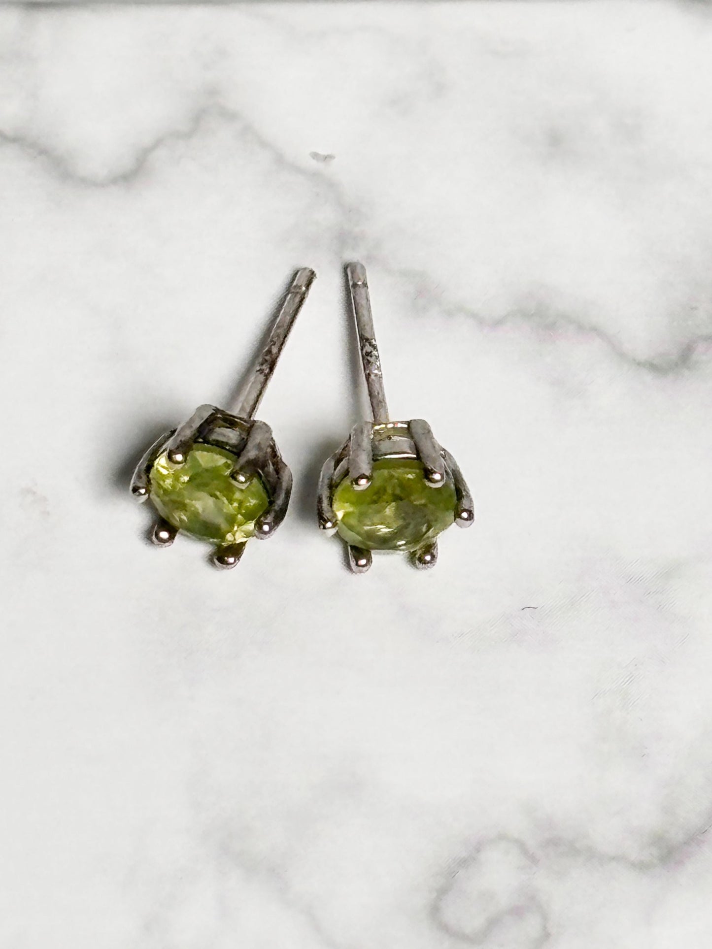 Peridot Ohrstecker facettiert, strahlend grün & in 925 Silber gefasst Eleganter Edelsteinschmuck für jeden Anlass