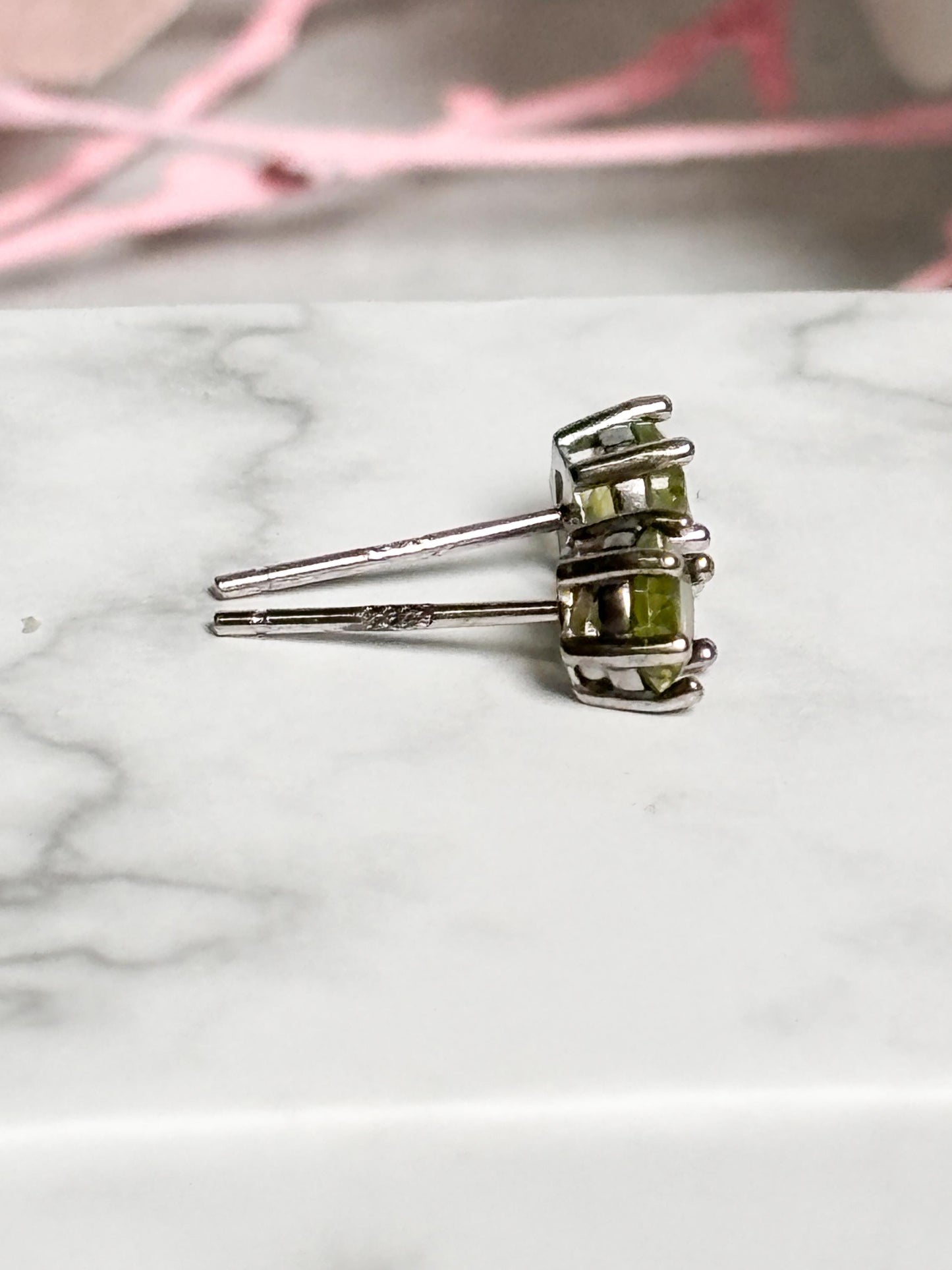 Peridot Ohrstecker facettiert, strahlend grün & in 925 Silber gefasst Eleganter Edelsteinschmuck für jeden Anlass