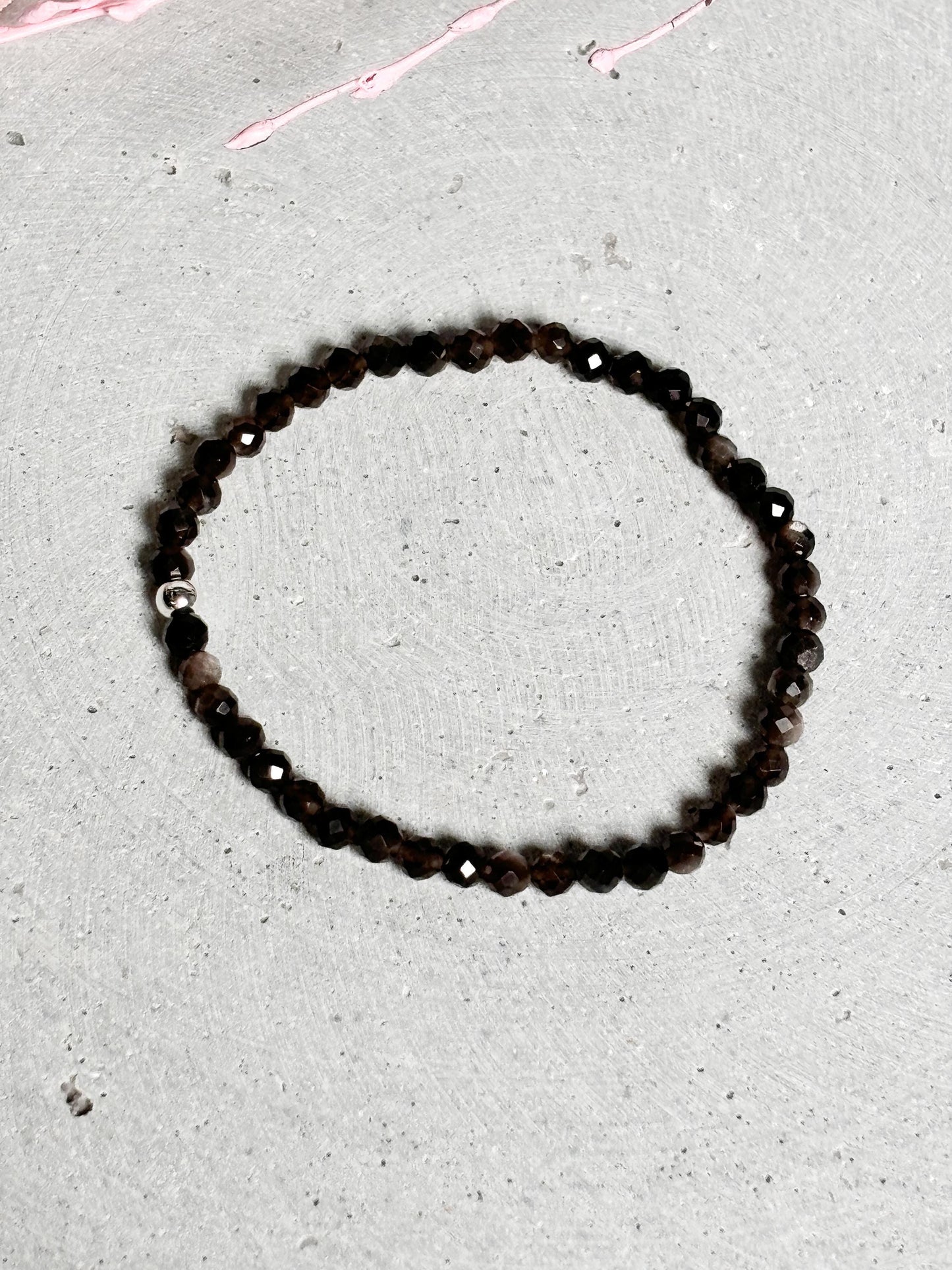Zartes Silber Obsidian Armband 4mm facettiert | Elastisches Edelstein Armband | Schutzstein Schmuck für Damen & Herren