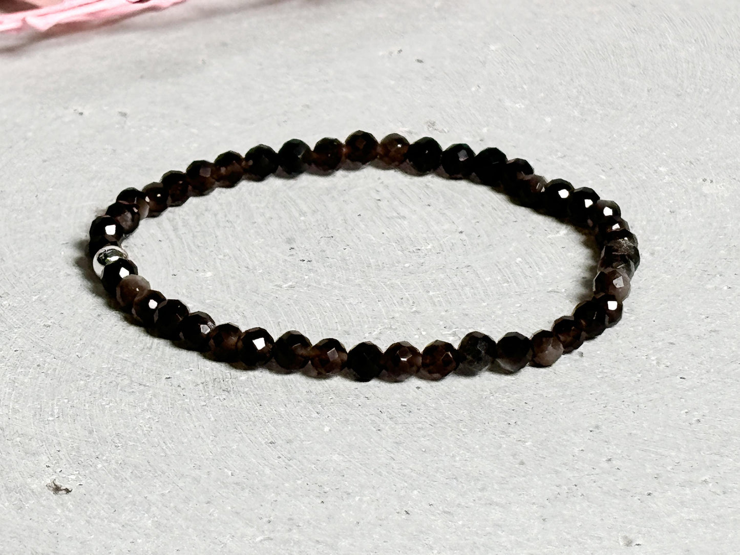 Zartes Silber Obsidian Armband 4mm facettiert | Elastisches Edelstein Armband | Schutzstein Schmuck für Damen & Herren