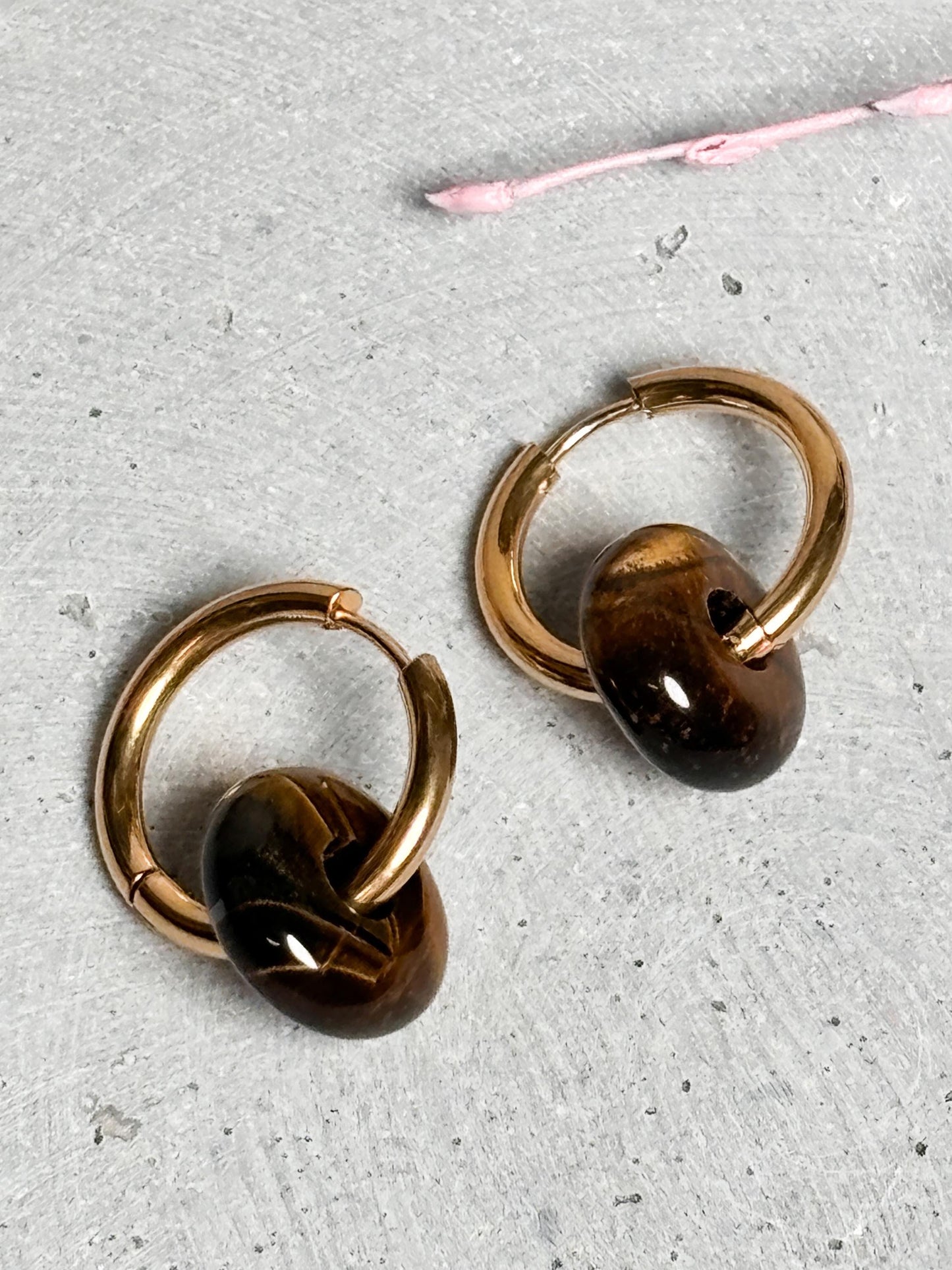 Kleine Edelstahl Creolen in Gold mit Kristalldonuts Zeitlose Ohrringe mit Edelstein-Charme