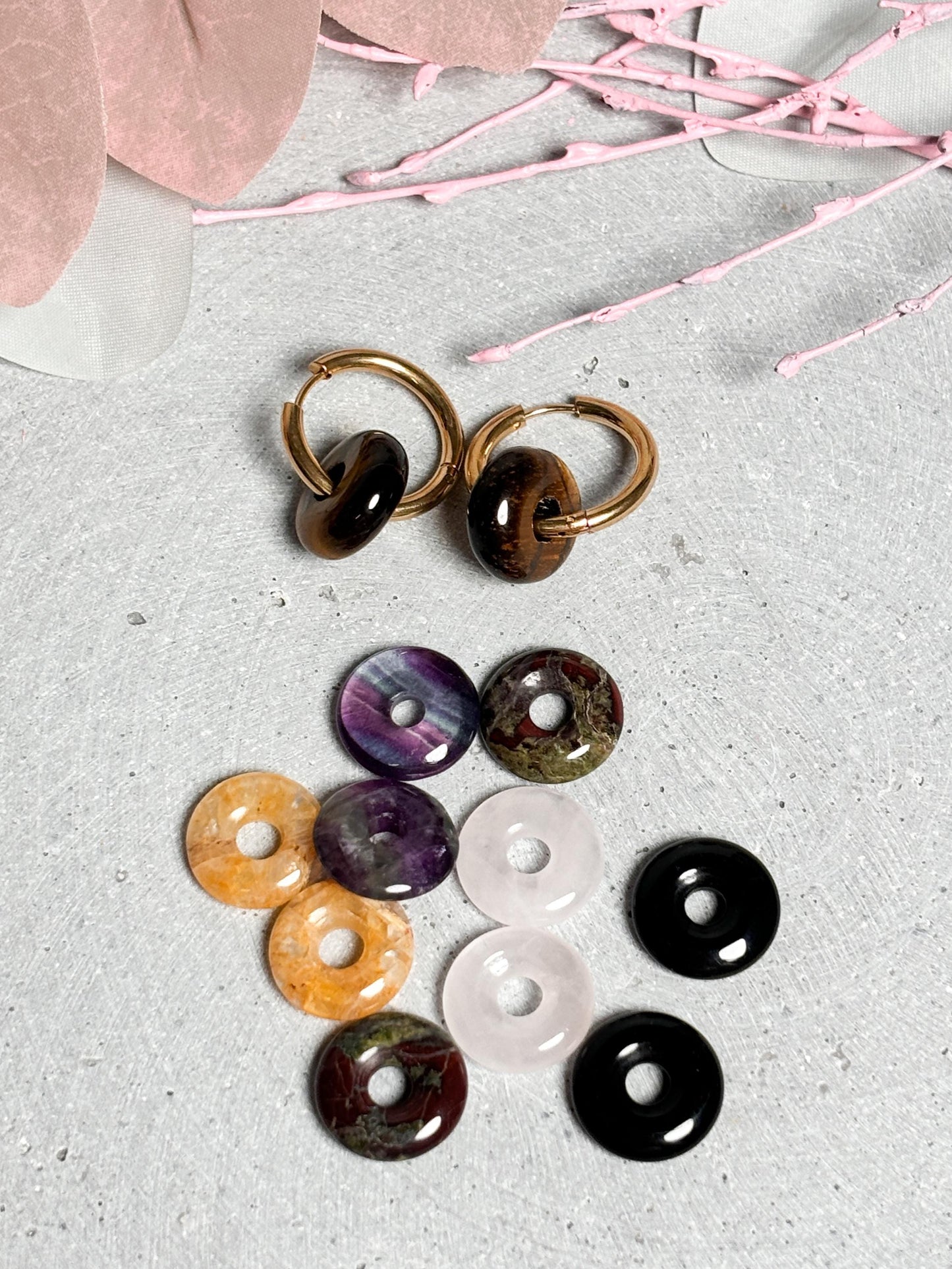 Kleine Edelstahl Creolen in Gold mit Kristalldonuts Zeitlose Ohrringe mit Edelstein-Charme