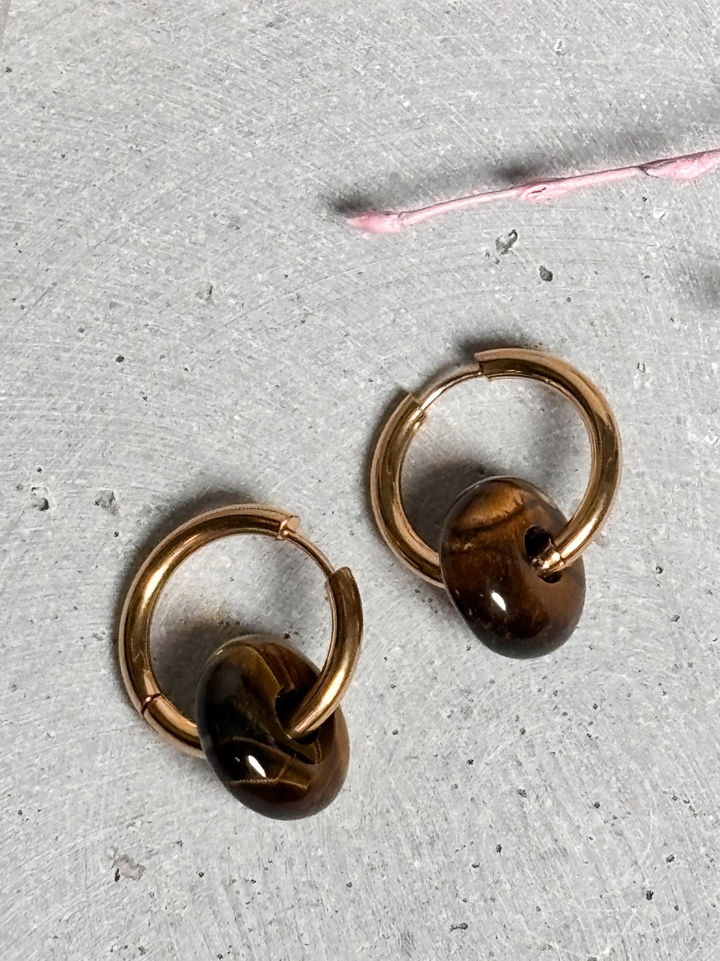 Kleine Edelstahl Creolen in Gold mit Kristalldonuts Zeitlose Ohrringe mit Edelstein-Charme