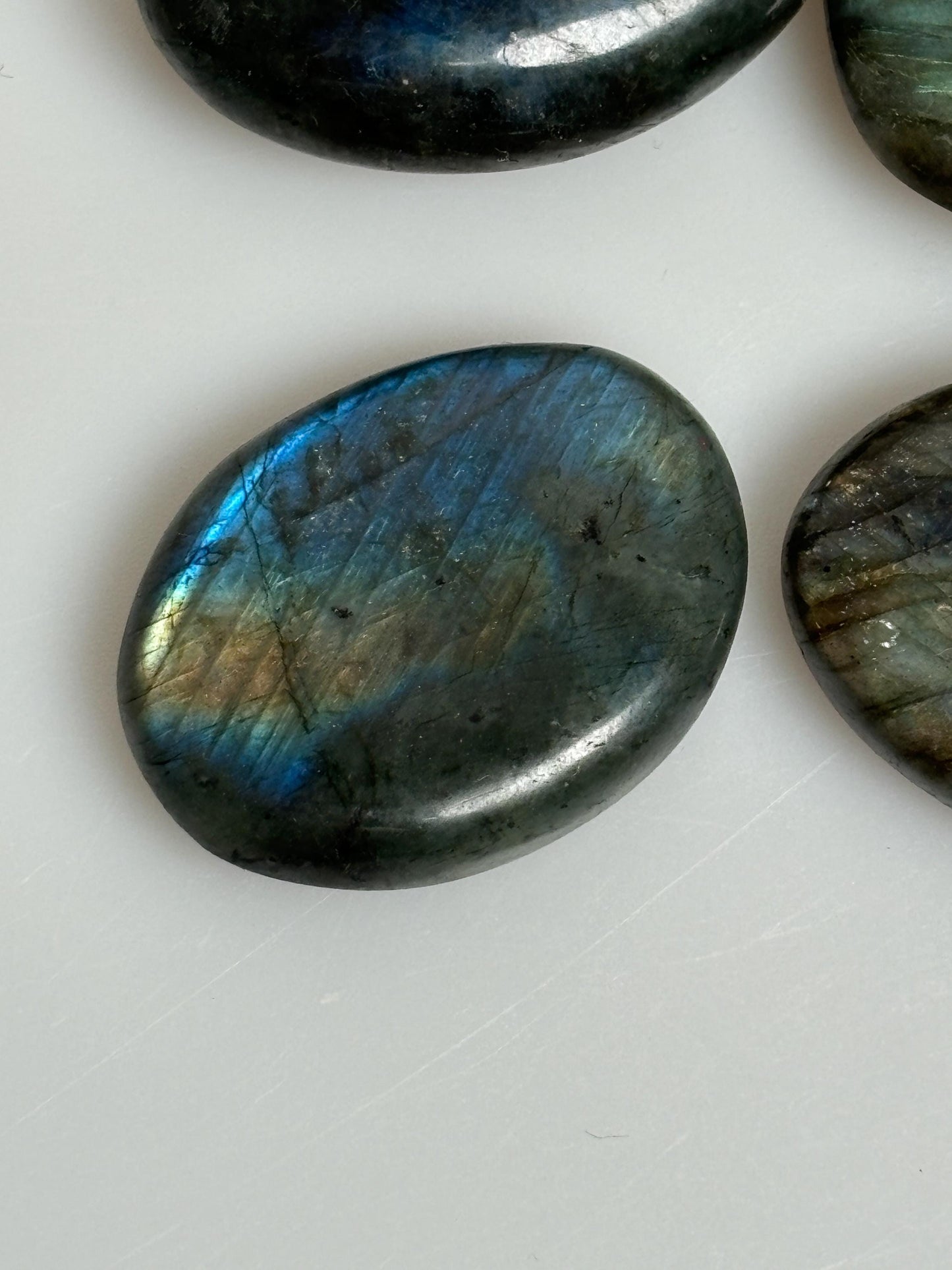 Labradorit Taschensteine mit wunderschönem Flash in Blau und Orange Kristalle, die magische Lichtreflexe zeigen