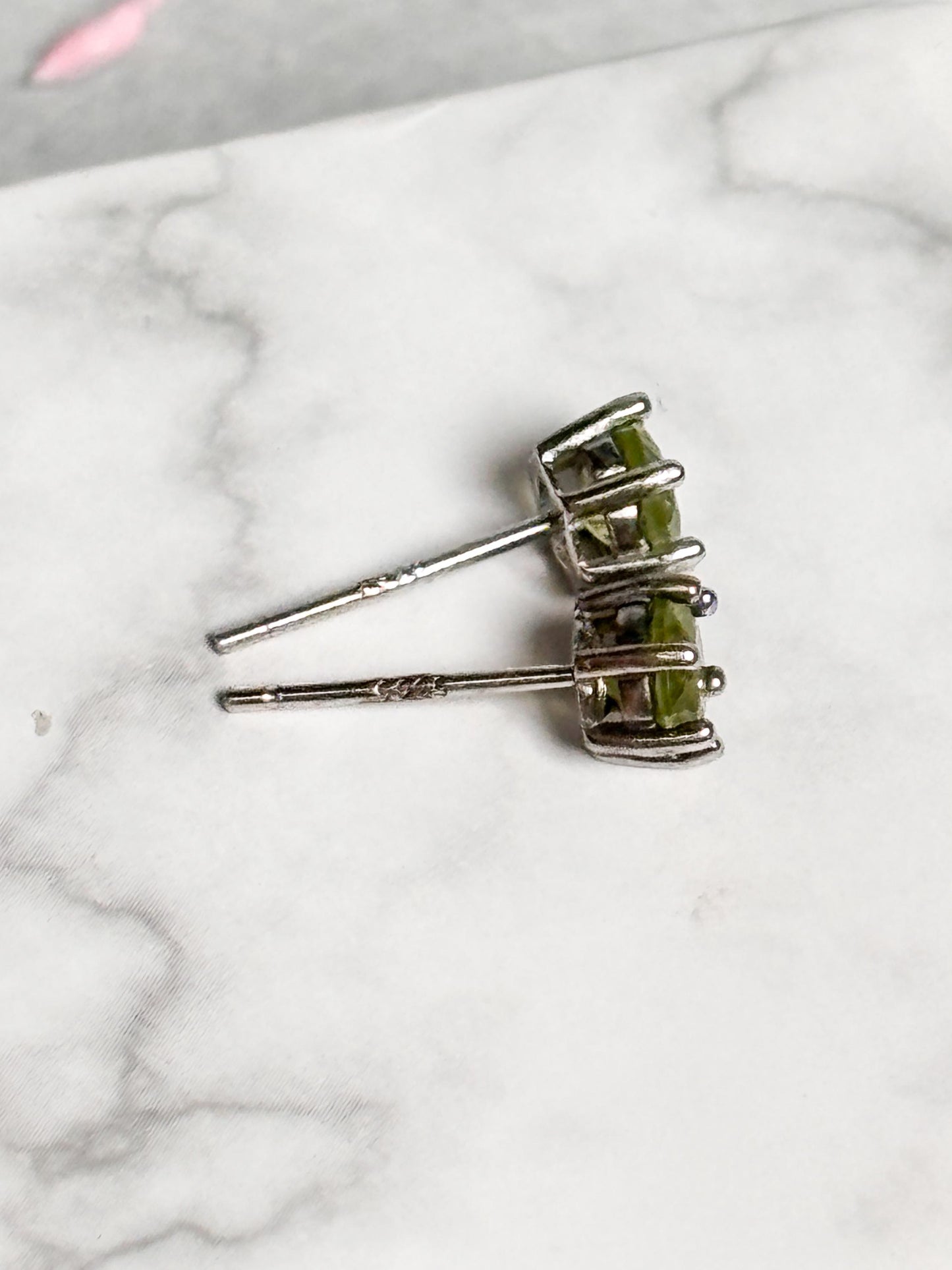 Peridot Ohrstecker facettiert, strahlend grün & in 925 Silber gefasst Eleganter Edelsteinschmuck für jeden Anlass
