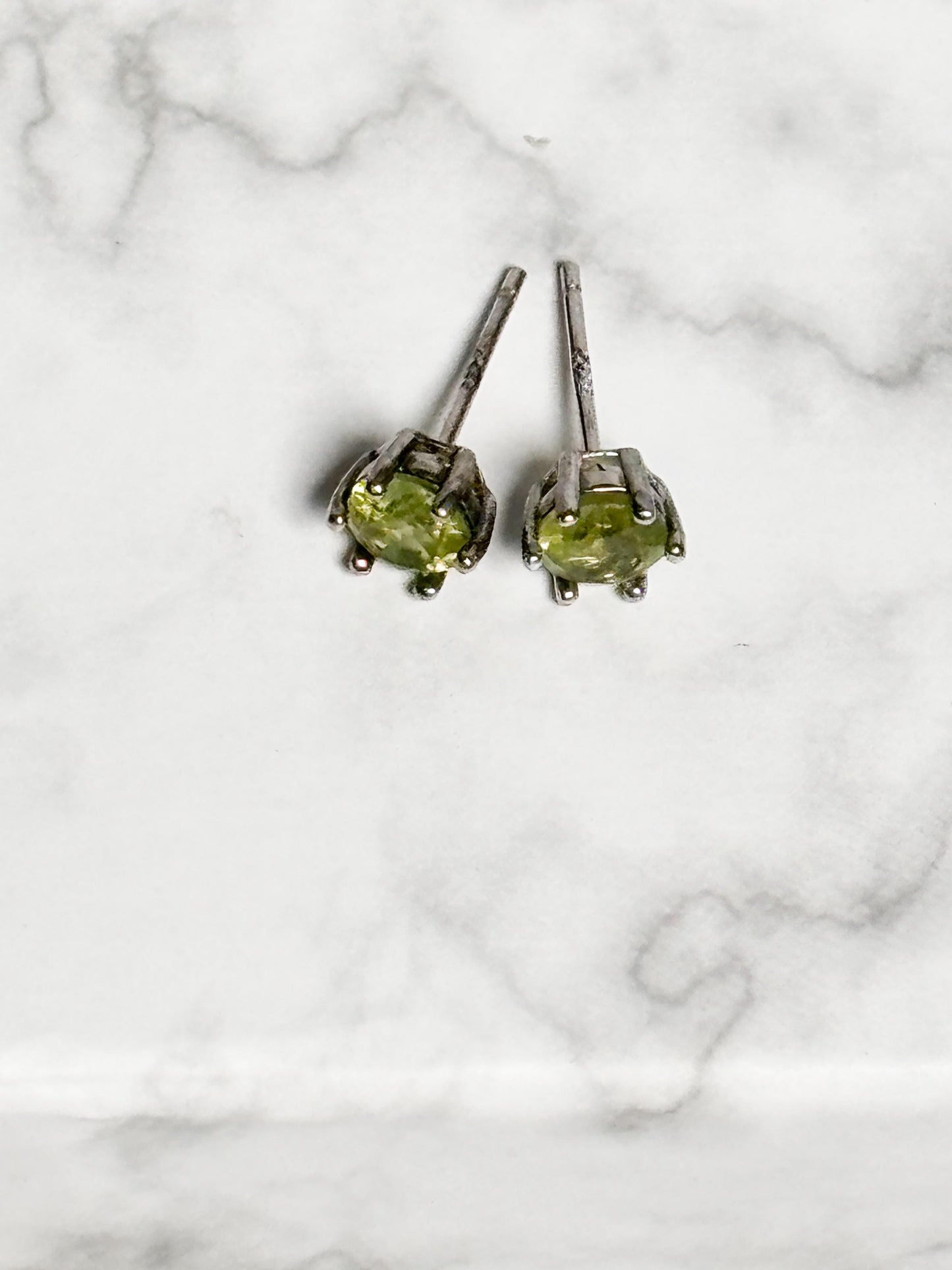 Peridot Ohrstecker facettiert, strahlend grün & in 925 Silber gefasst Eleganter Edelsteinschmuck für jeden Anlass