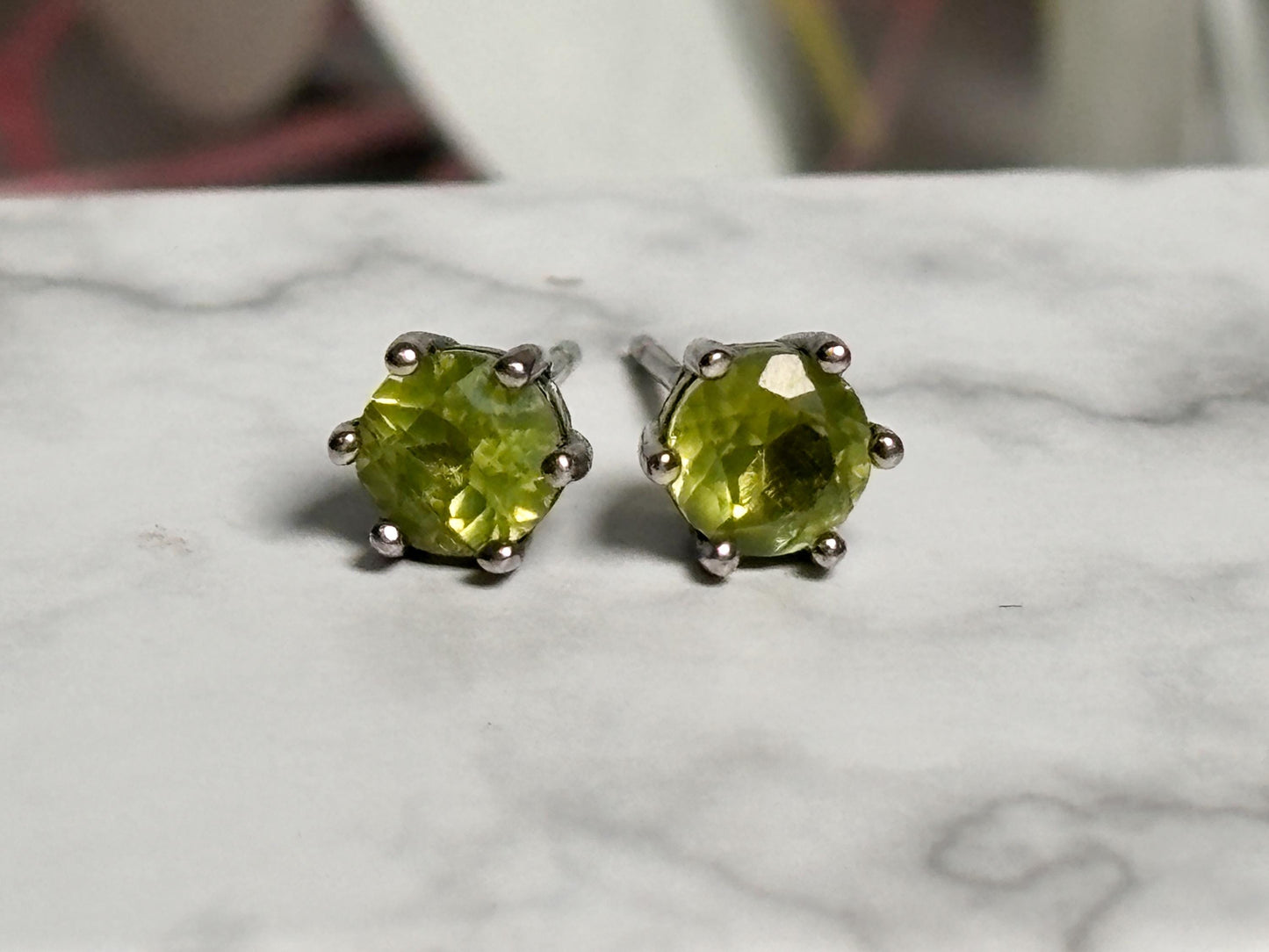Peridot Ohrstecker facettiert, strahlend grün & in 925 Silber gefasst Eleganter Edelsteinschmuck für jeden Anlass
