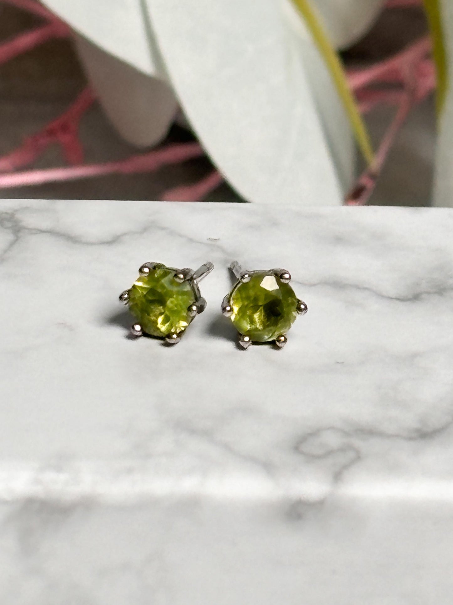 Peridot Ohrstecker facettiert, strahlend grün & in 925 Silber gefasst Eleganter Edelsteinschmuck für jeden Anlass