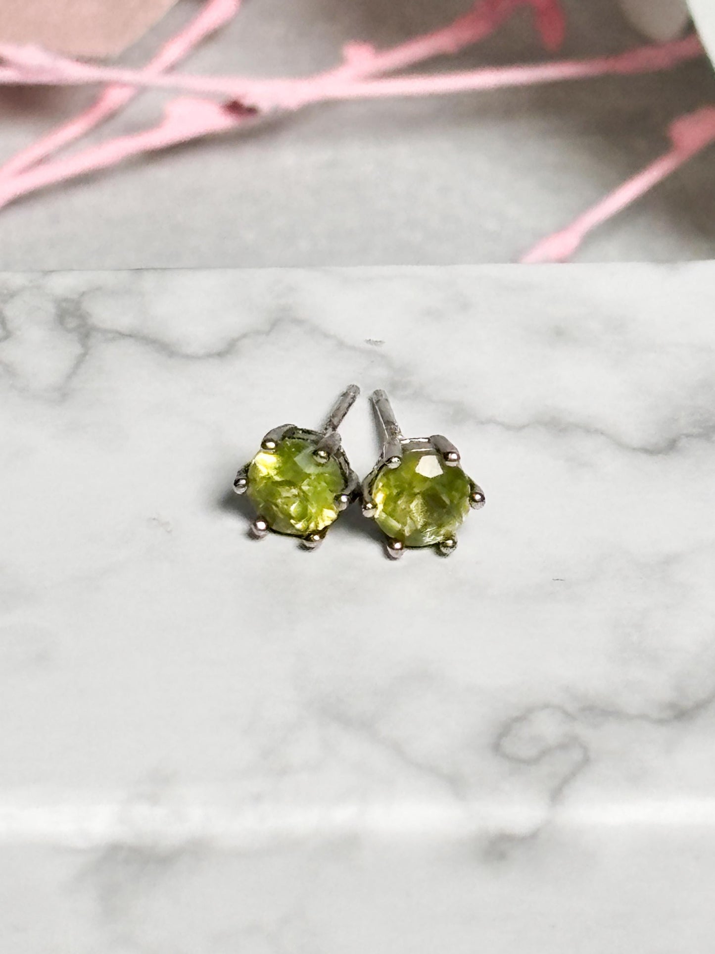 Peridot Ohrstecker facettiert, strahlend grün & in 925 Silber gefasst Eleganter Edelsteinschmuck für jeden Anlass