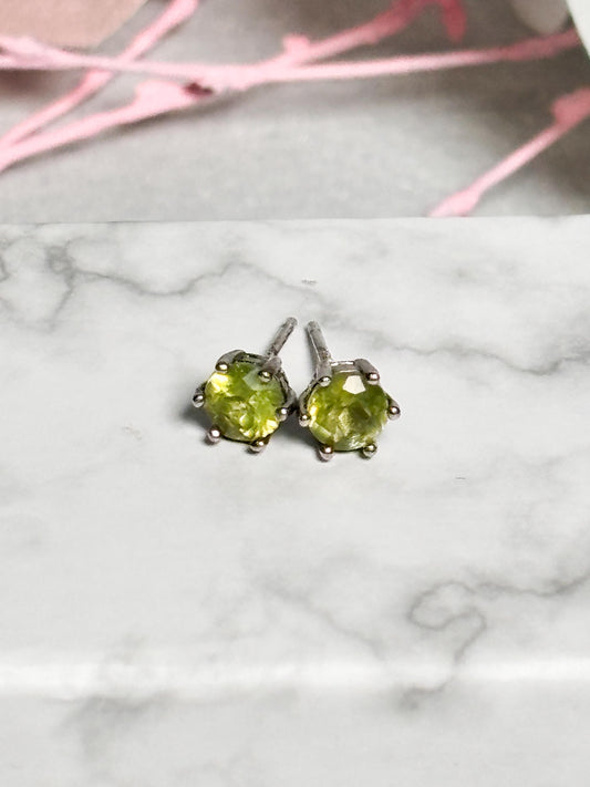 Peridot Ohrstecker  facettiert, strahlend grün & in 925 Silber gefasst  Eleganter Edelsteinschmuck für jeden Anlass