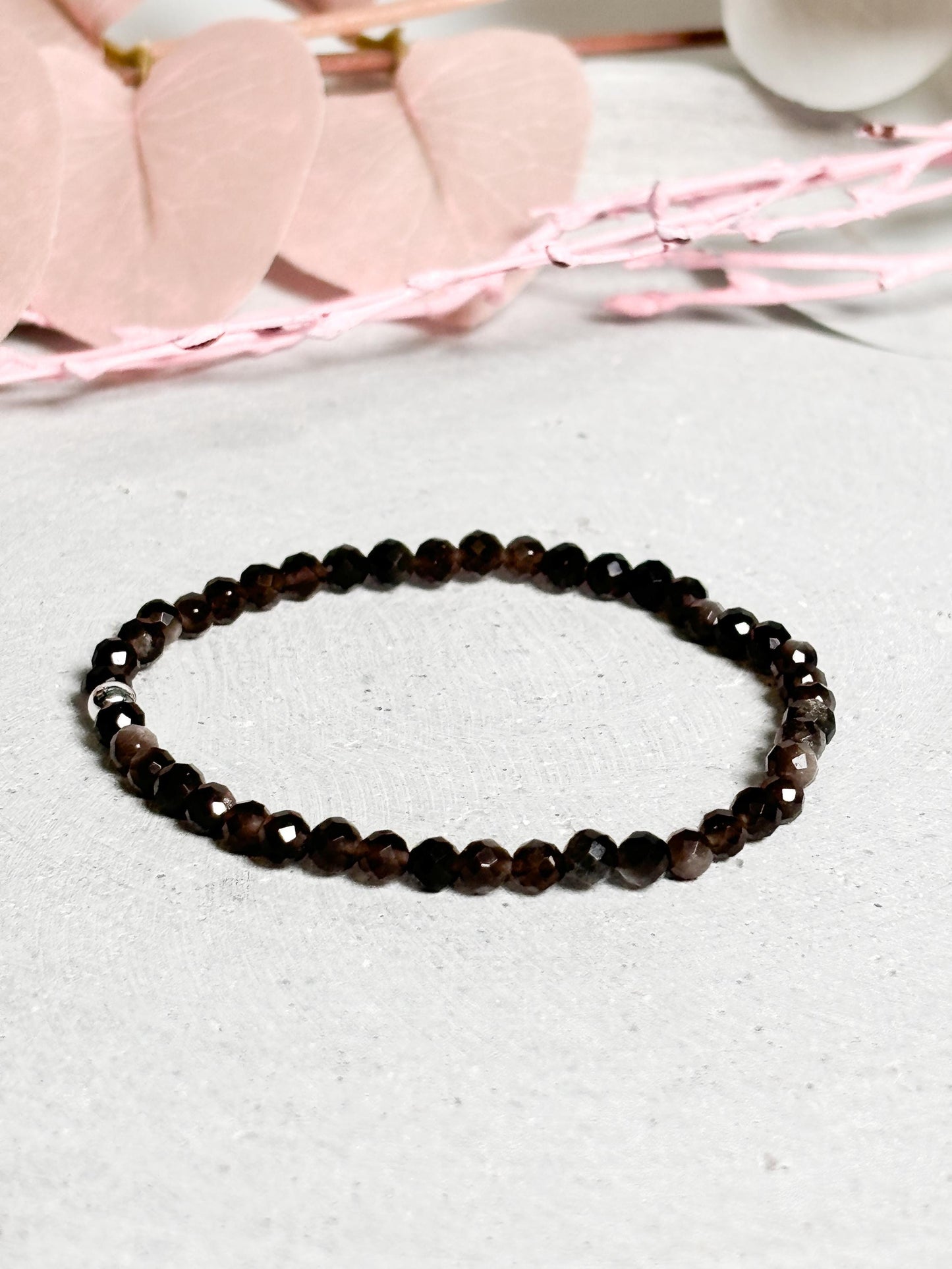 Zartes Silber Obsidian Armband 4mm facettiert | Elastisches Edelstein Armband | Schutzstein Schmuck für Damen & Herren