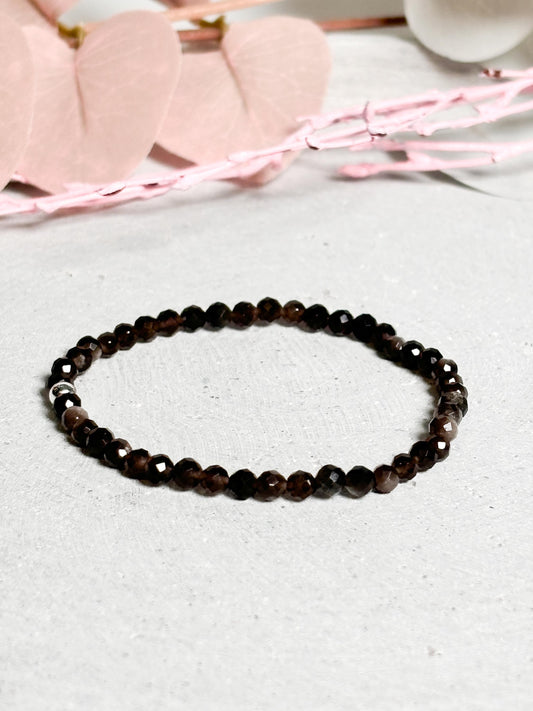 Zartes Silber Obsidian Armband 4mm facettiert | Elastisches Edelstein Armband | Schutzstein Schmuck für Damen & Herren