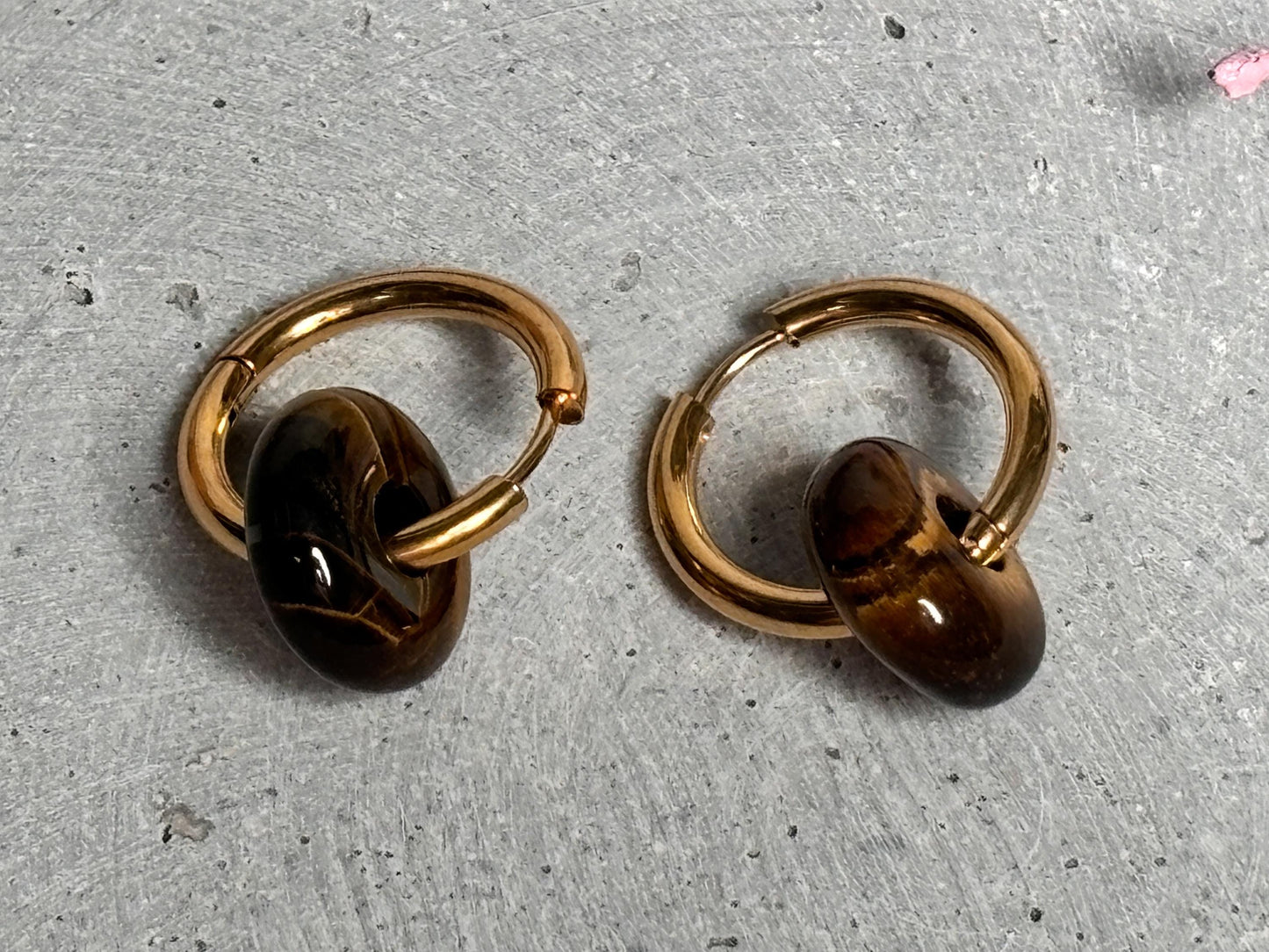 Kleine Edelstahl Creolen in Gold mit Kristalldonuts Zeitlose Ohrringe mit Edelstein-Charme