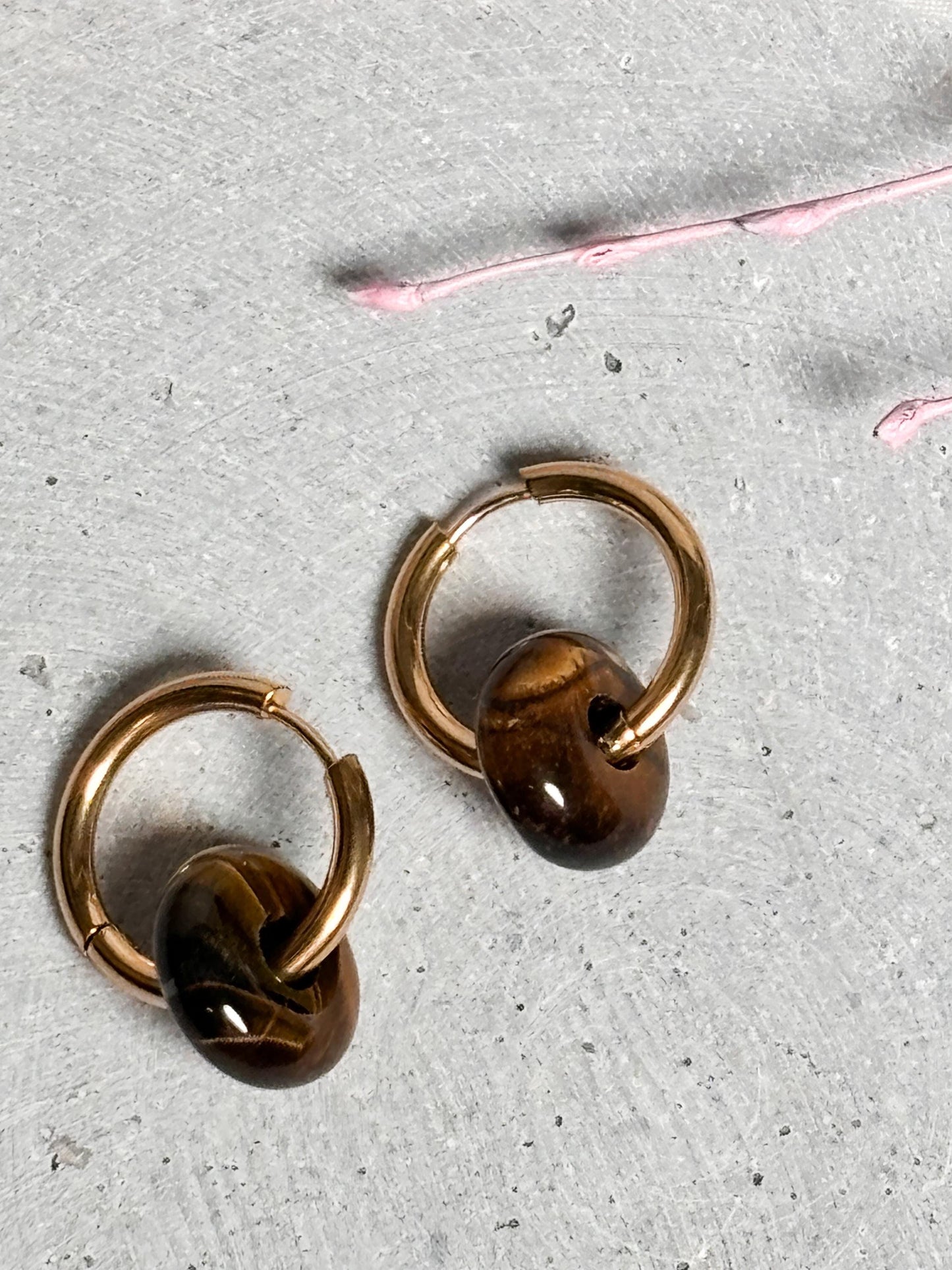 Kleine Edelstahl Creolen in Gold mit Kristalldonuts Zeitlose Ohrringe mit Edelstein-Charme