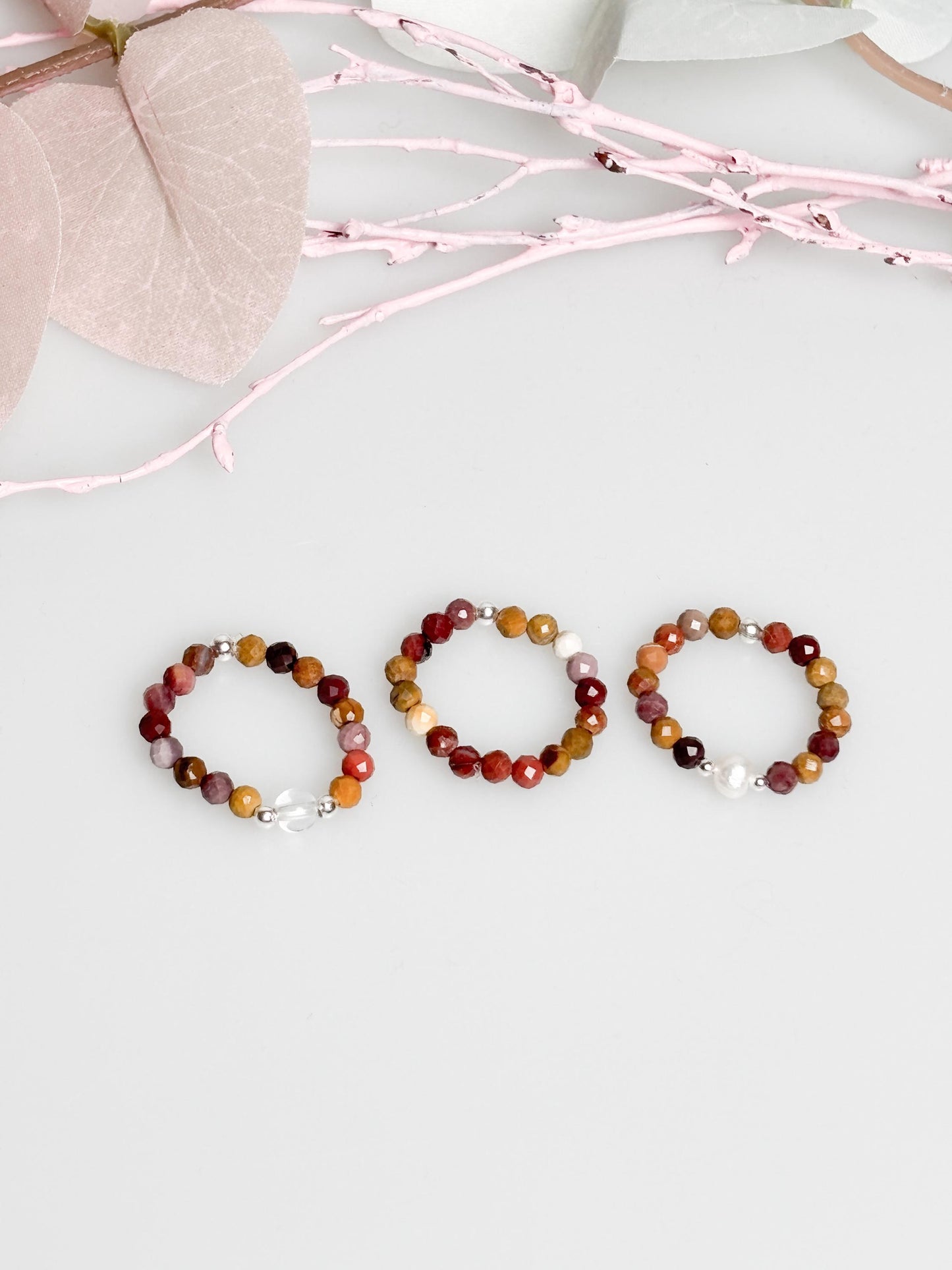 Mookaite Perlenring 3mm, elastischer Edelsteinring, zarte Schmuckring, bunter Jaspis Ring, handgefertigt, Geschenkidee