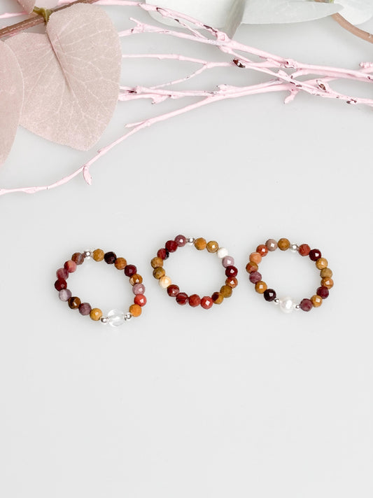 Mookaite Perlenring 3mm, elastischer Edelsteinring, zarte Schmuckring, bunter Jaspis Ring, handgefertigt, Geschenkidee