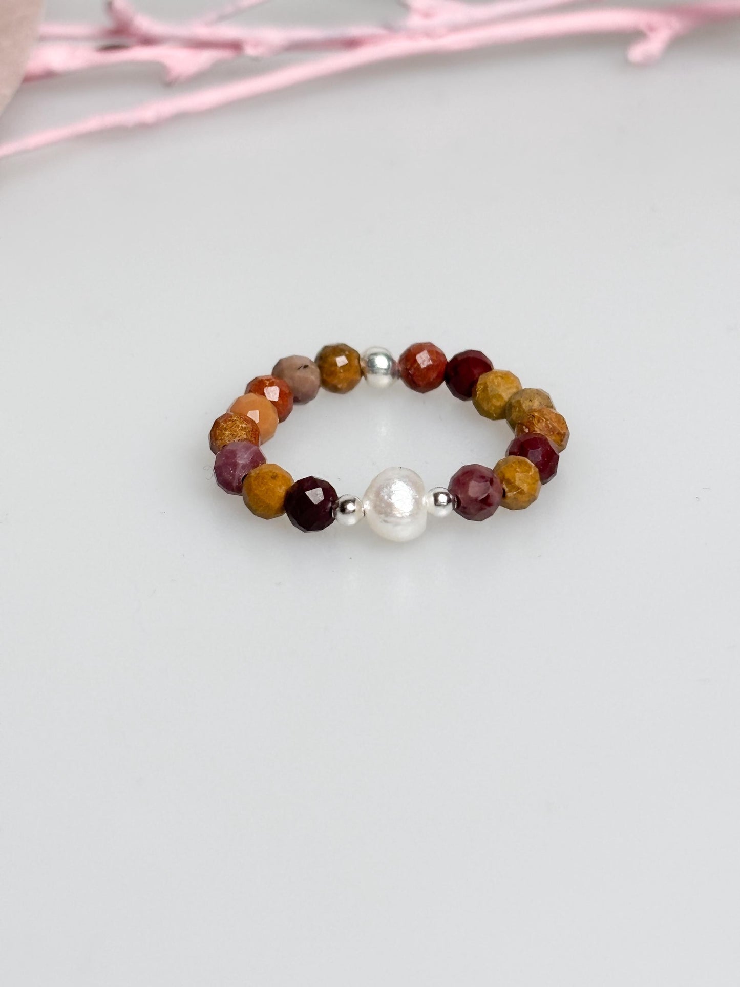 Mookaite Perlenring 3mm, elastischer Edelsteinring, zarte Schmuckring, bunter Jaspis Ring, handgefertigt, Geschenkidee