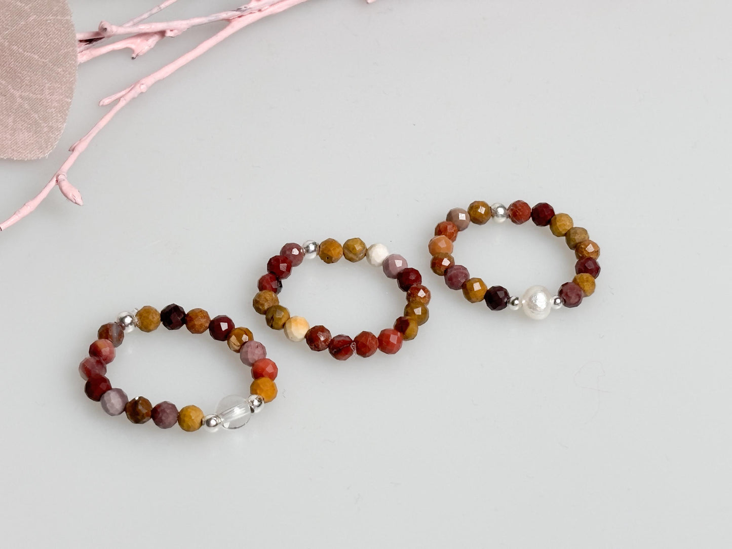 Mookaite Perlenring 3mm, elastischer Edelsteinring, zarte Schmuckring, bunter Jaspis Ring, handgefertigt, Geschenkidee