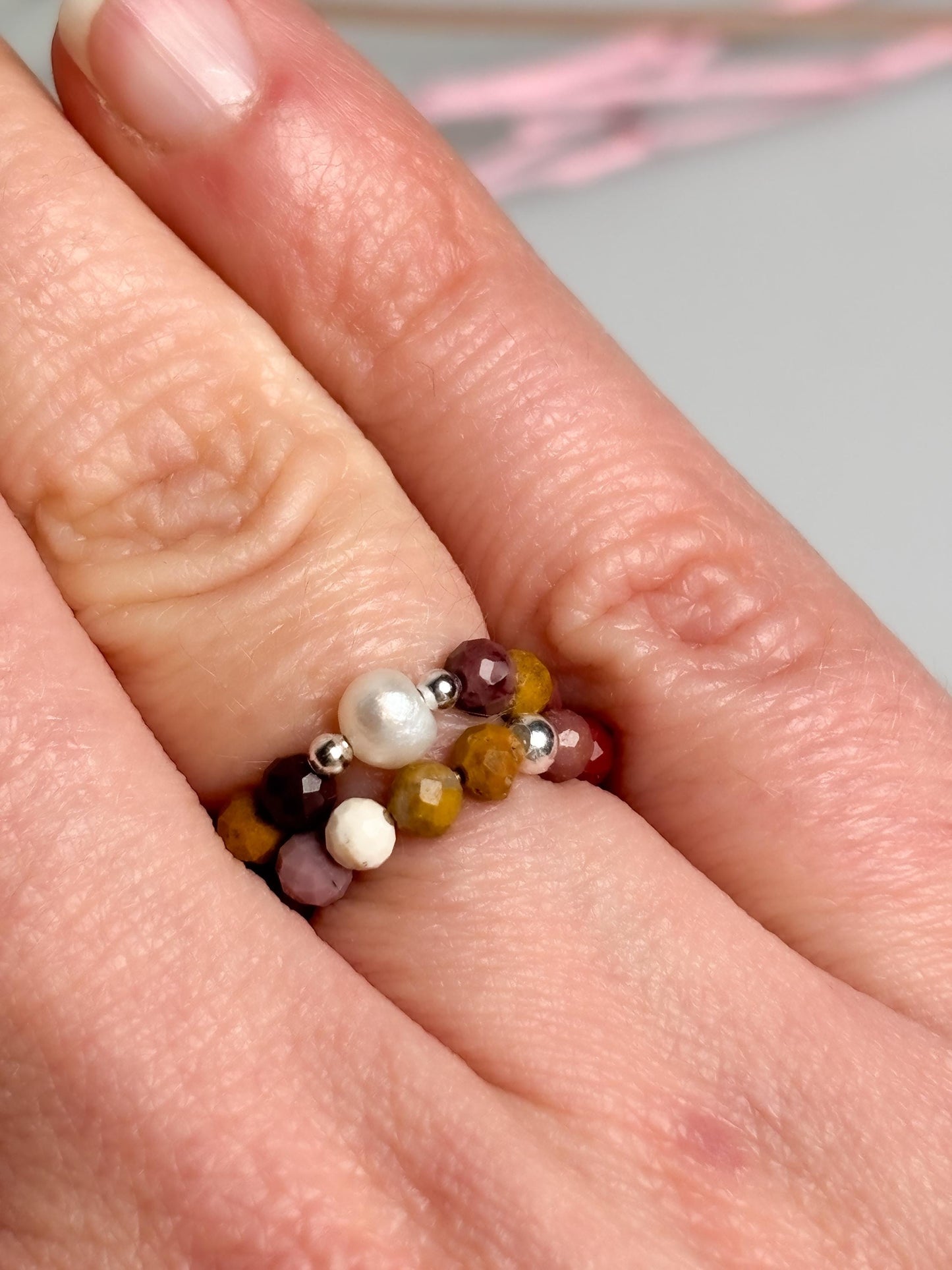 Mookaite Perlenring 3mm, elastischer Edelsteinring, zarte Schmuckring, bunter Jaspis Ring, handgefertigt, Geschenkidee