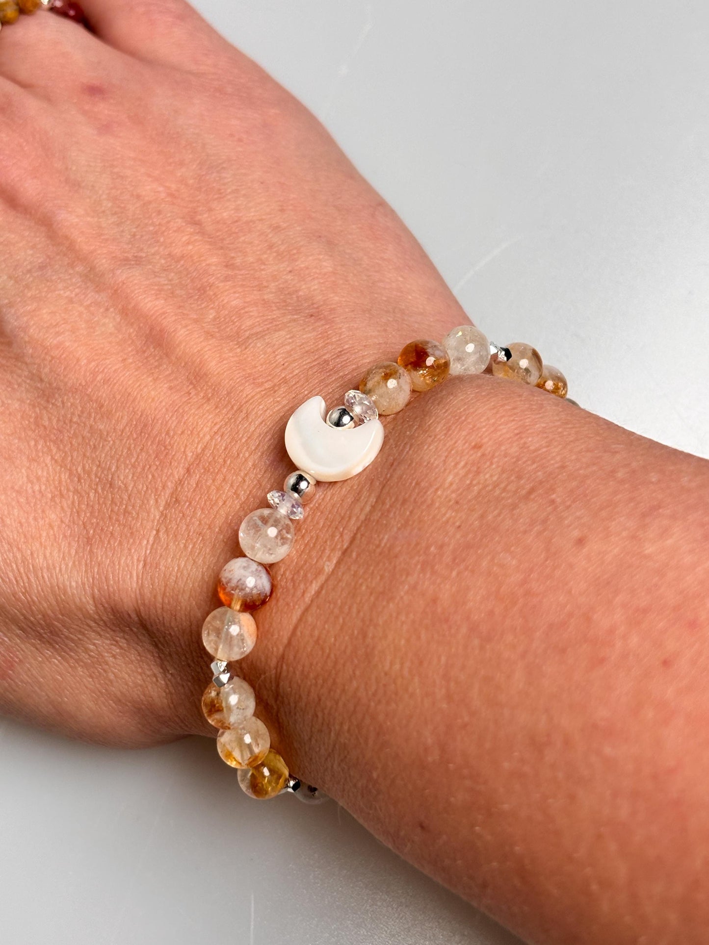 Golden Healer Armband elastisch 6 mm Perlen mit Muschelmond, Edelstein Armband, spiritueller Schmuck, handgefertigt