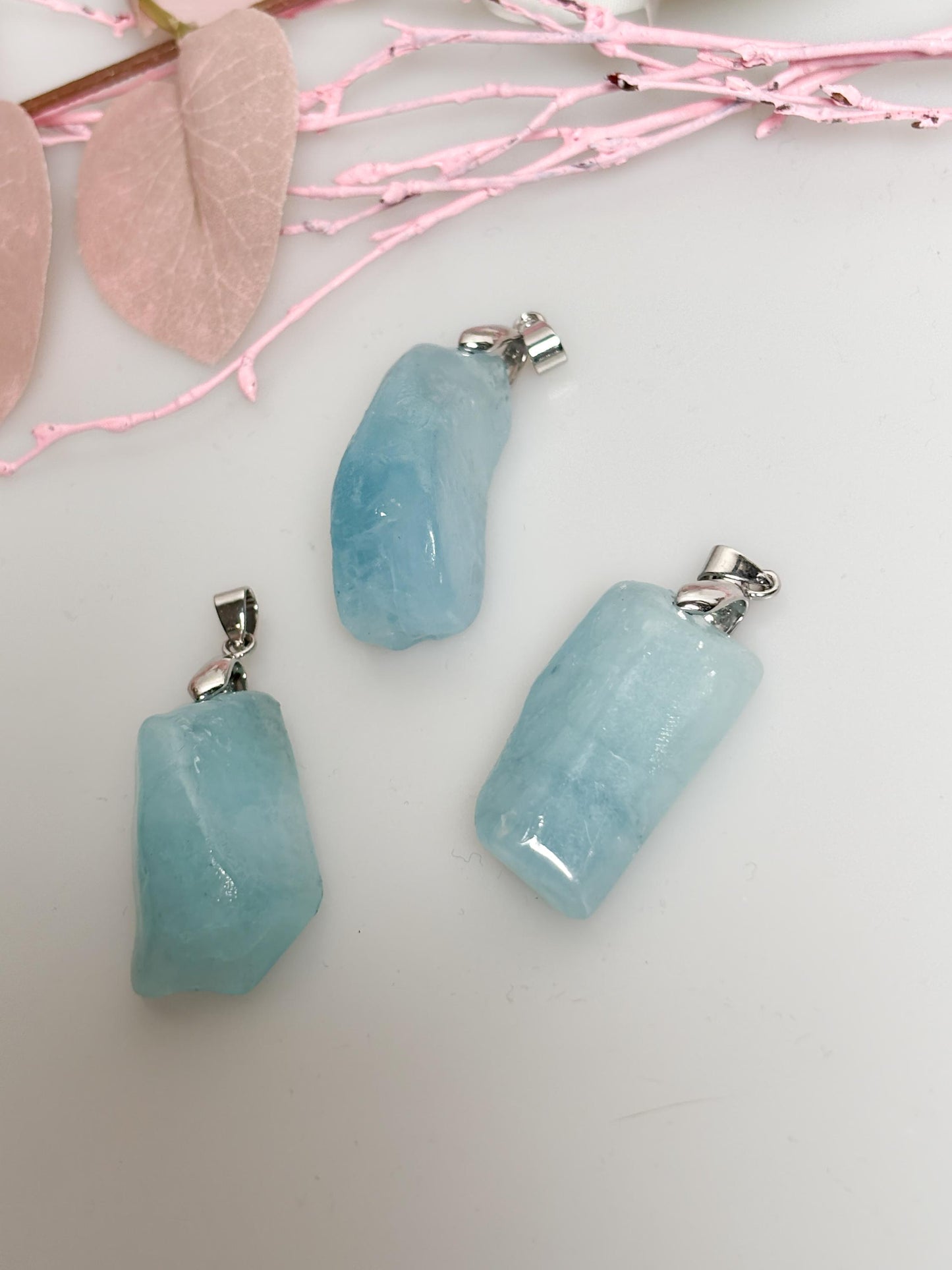 Aquamarin Rohstein Kettenanhänger Polierter Naturstein in Freiform, echter Aquamarin Schmuck