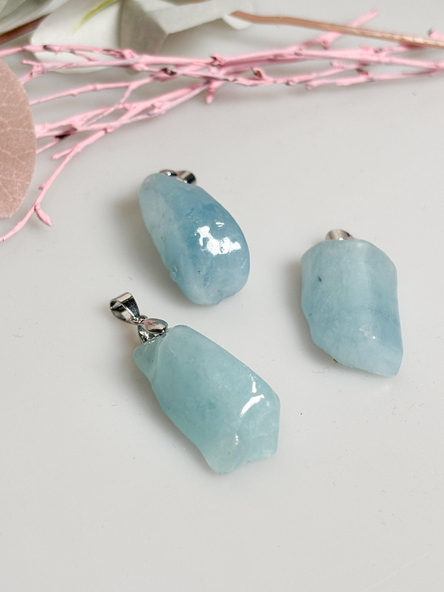 Aquamarin Rohstein Kettenanhänger Polierter Naturstein in Freiform, echter Aquamarin Schmuck