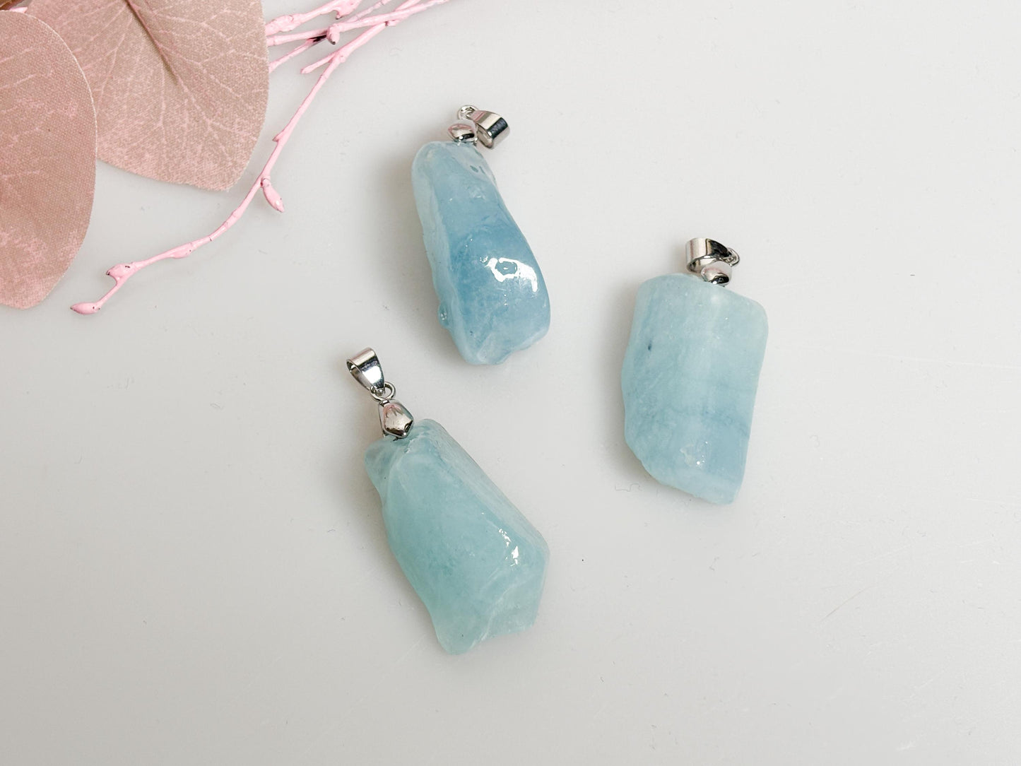 Aquamarin Rohstein Kettenanhänger Polierter Naturstein in Freiform, echter Aquamarin Schmuck