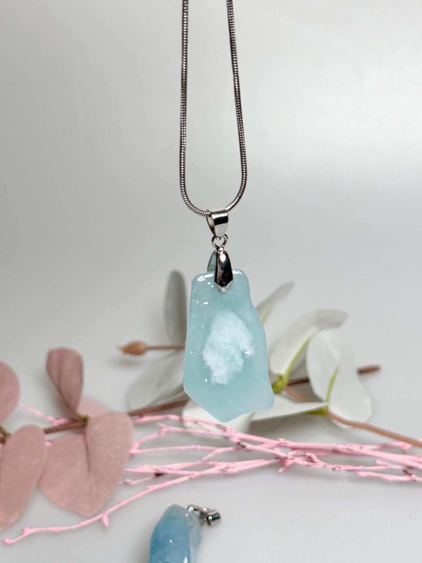 Aquamarin Rohstein Kettenanhänger Polierter Naturstein in Freiform, echter Aquamarin Schmuck