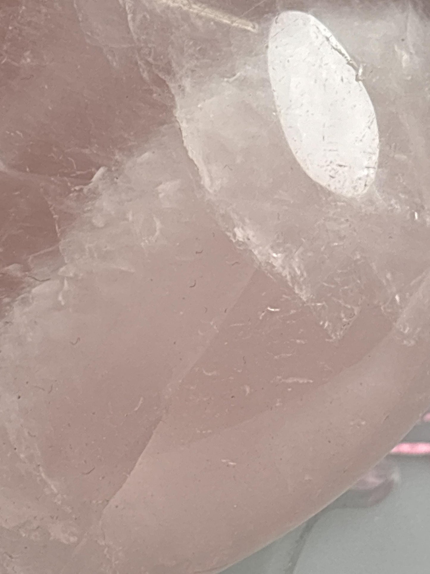 Rosenquarz Deko Herz 599g Mit wunderschönen Regenbögen, Einzigartig und Energetisierend