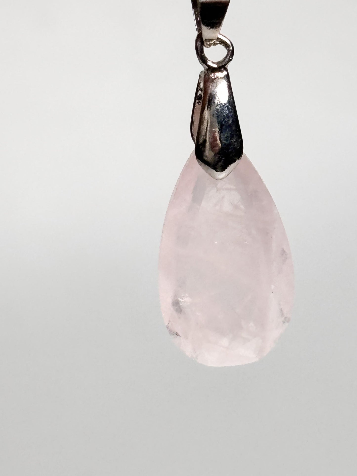 Facettierter Rosenquarz Kettenanhänger Tropfenform, zartes Rosa, eleganter Edelstein Anhänger