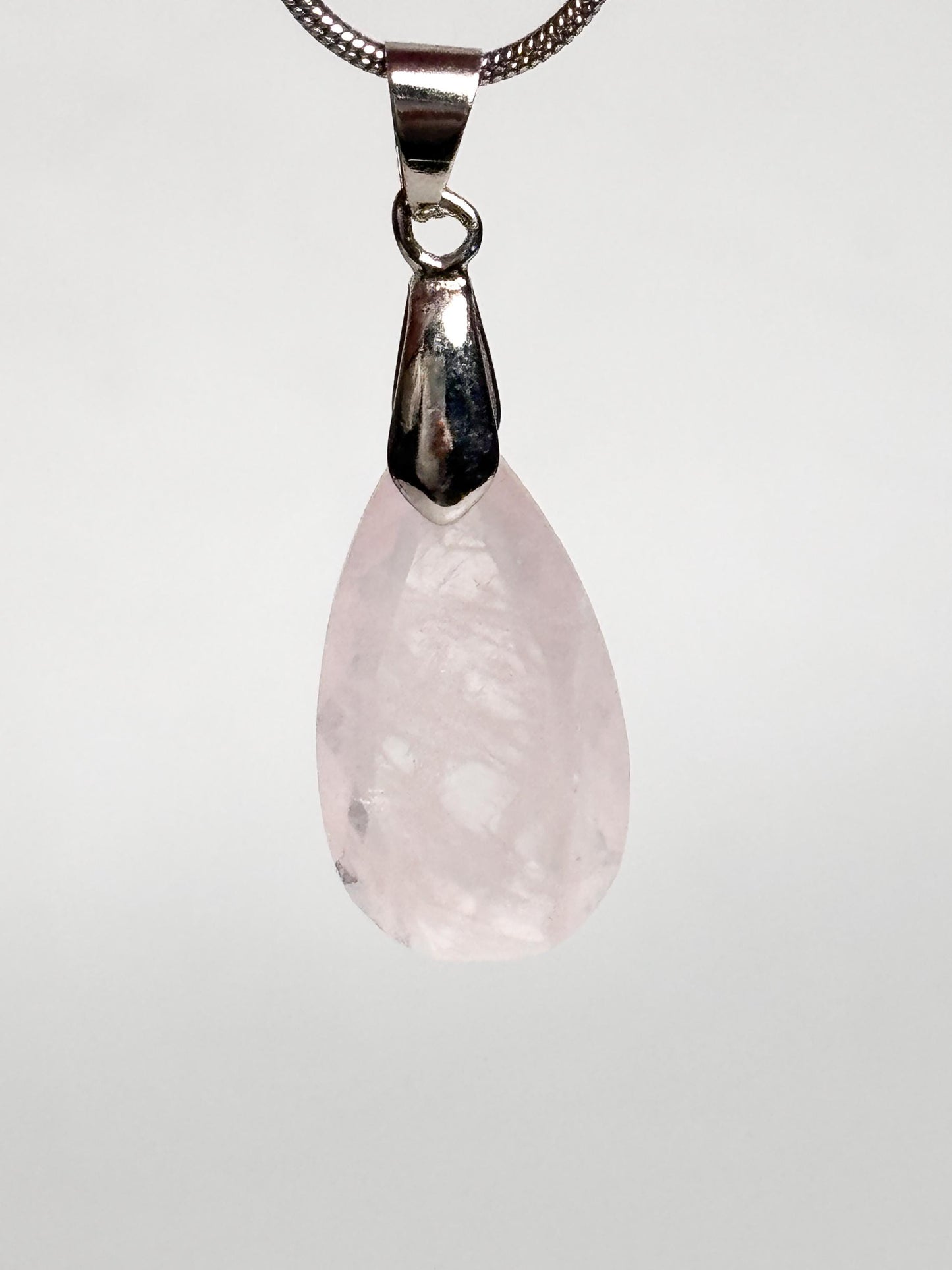 Facettierter Rosenquarz Kettenanhänger Tropfenform, zartes Rosa, eleganter Edelstein Anhänger
